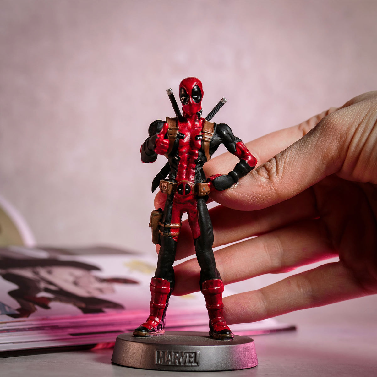 Imagen del producto Deadpool - Figura de metal Heavyweights en lata de coleccionista