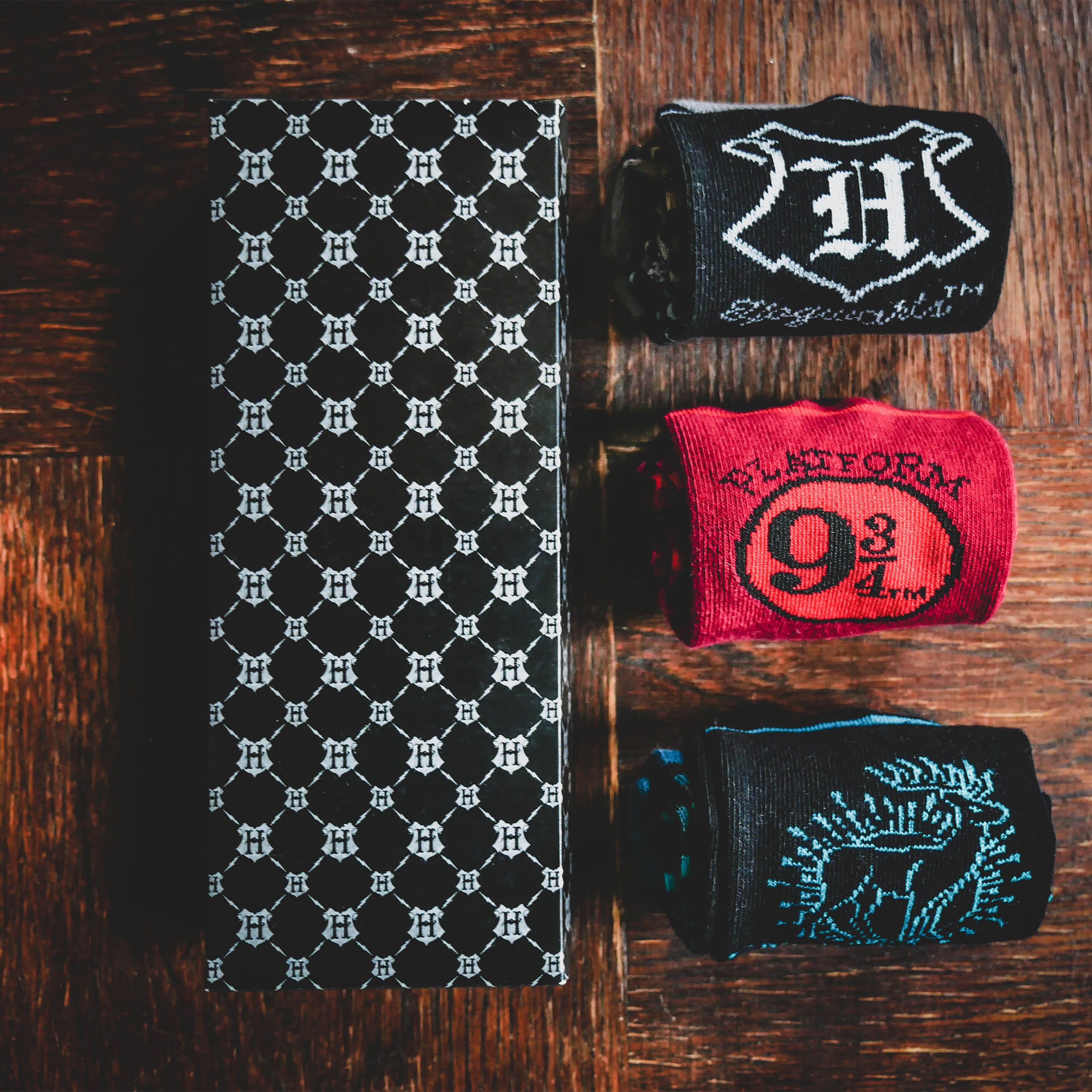 Imagen del producto Conjunto de 3 calcetines de Hogwarts en caja de regalo - Harry Potter