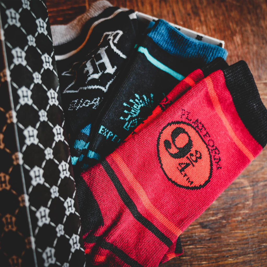 Imagen del producto Conjunto de 3 calcetines de Hogwarts en caja de regalo - Harry Potter