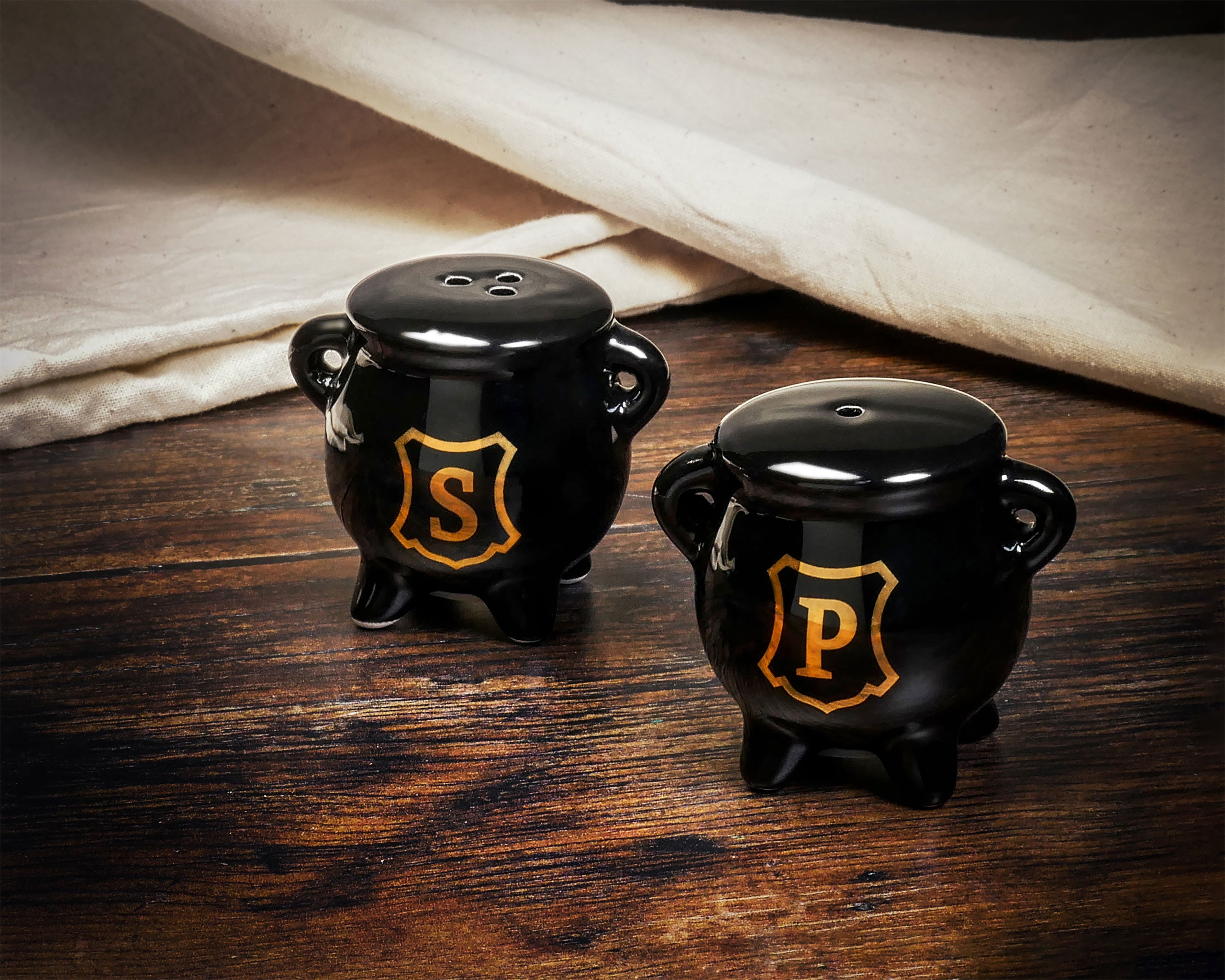Imagen del producto Salero y pimentero caldero para fans de Harry Potter