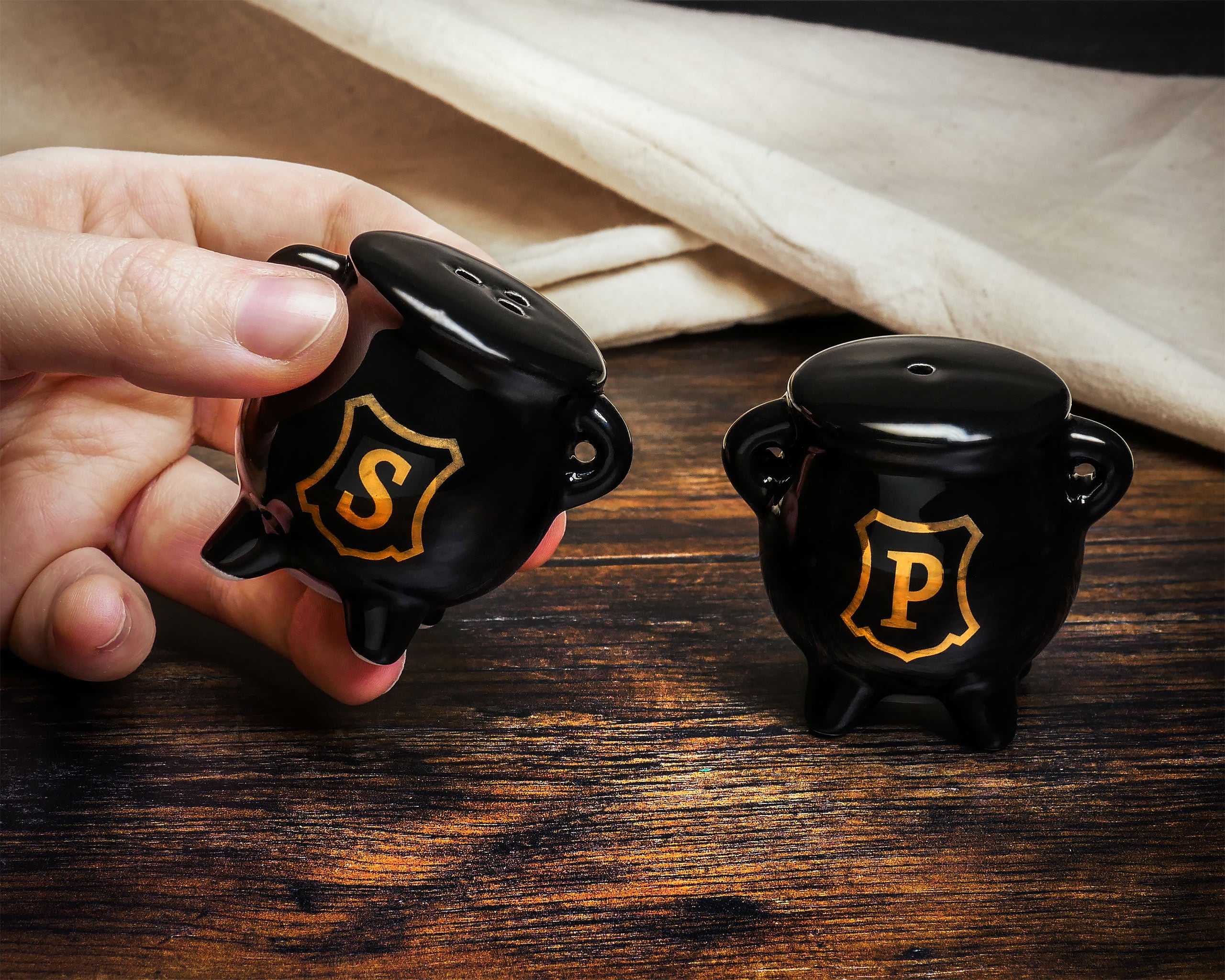 Imagen del producto Salero y pimentero caldero para fans de Harry Potter