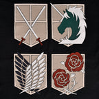 Imagen del producto Attack on Titan - Camiseta negra con escudos de las divisiones militares