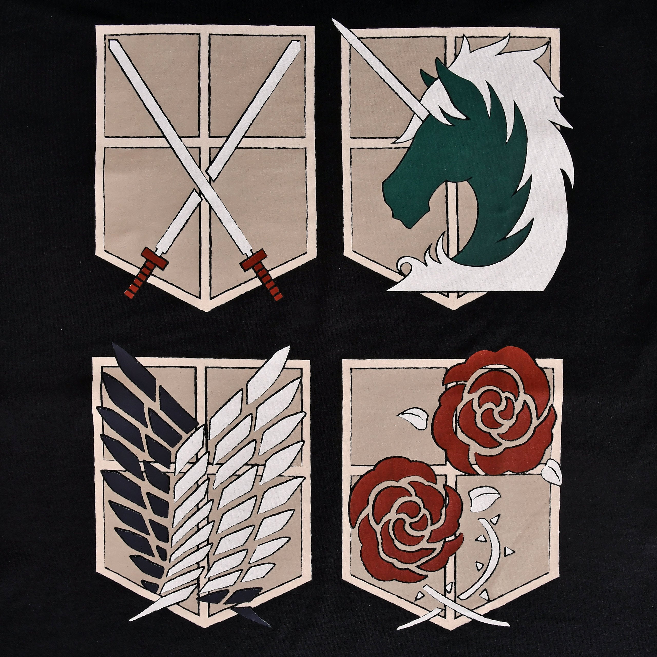 Imagen del producto Attack on Titan - Camiseta negra con escudos de las divisiones militares