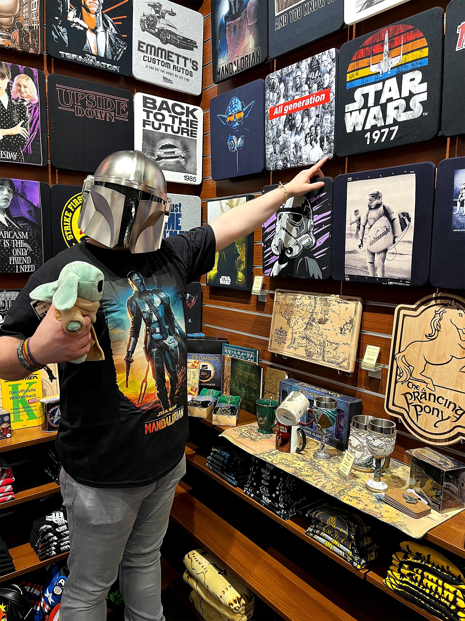 Imagen del producto Camiseta negra Through The Galaxy - Star Wars Mandalorian
