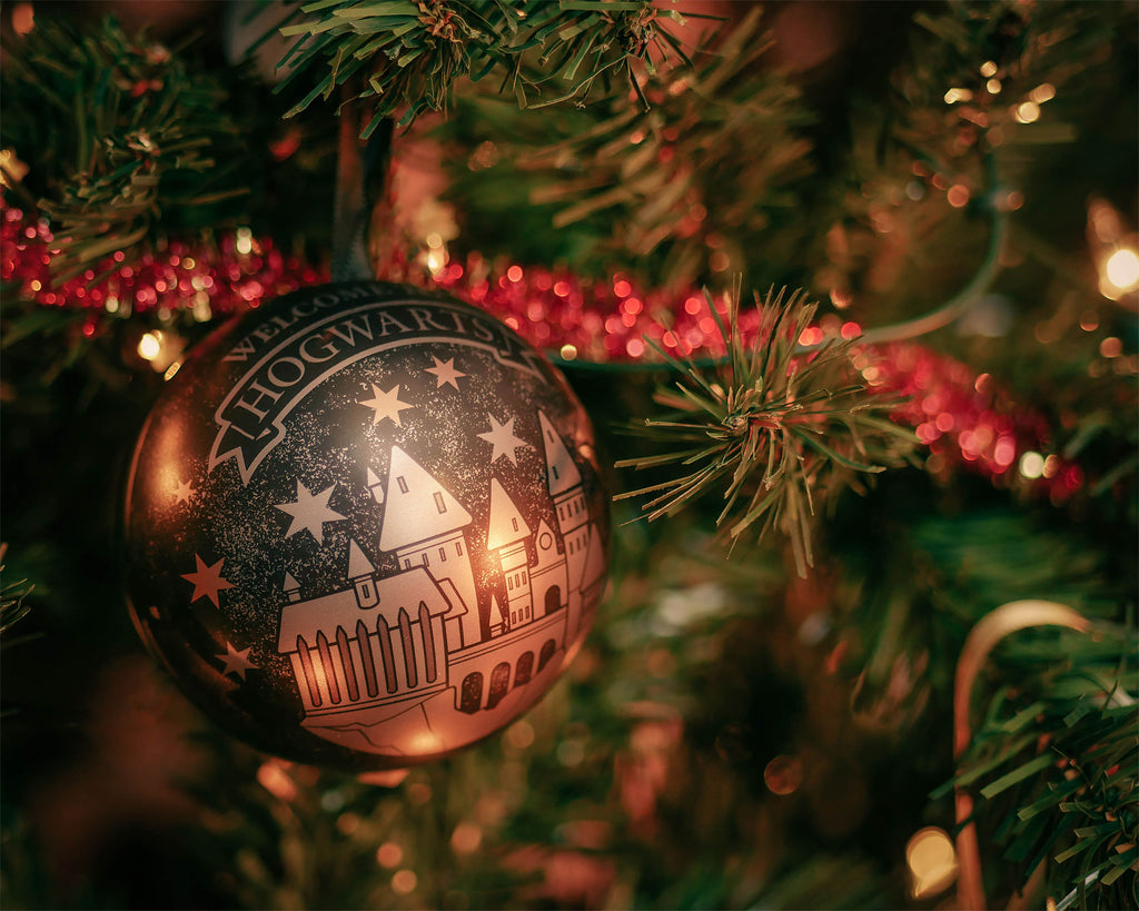 Imagen del producto Harry Potter - Bola de Navidad de Hogwarts con Set de Pendientes