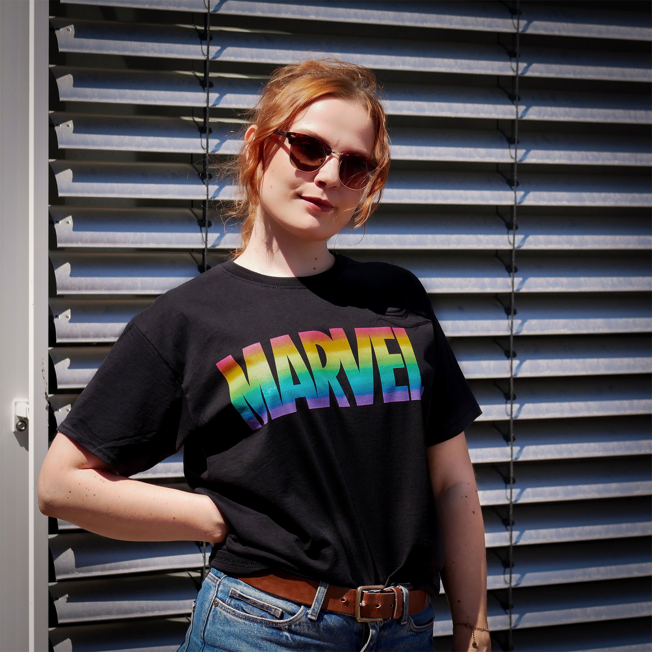 Imagen del producto Marvel - Camiseta negra con logo de orgullo arco iris