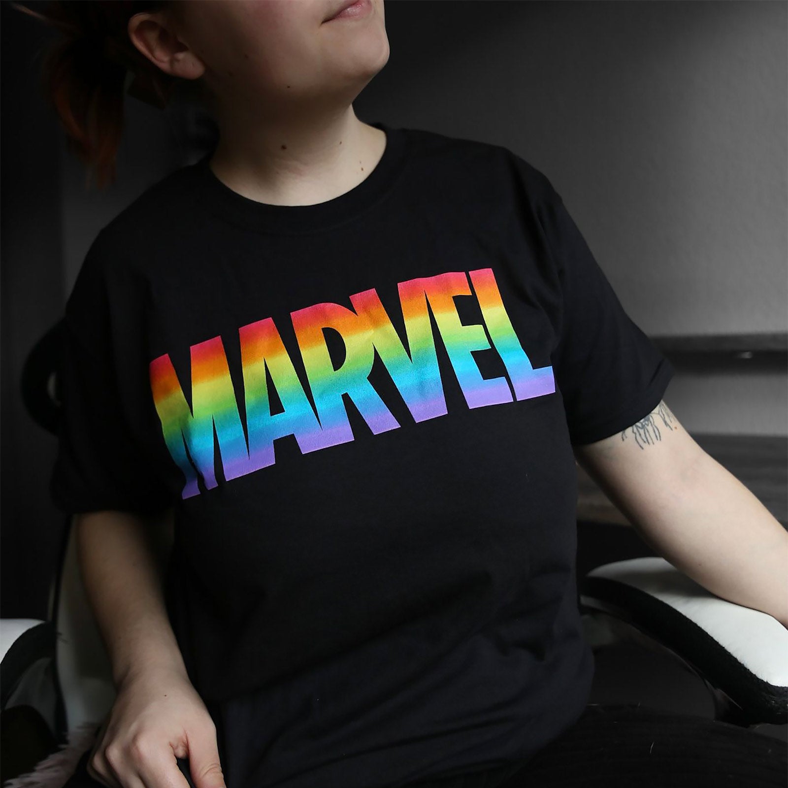 Imagen del producto Marvel - Camiseta negra con logo de orgullo arco iris