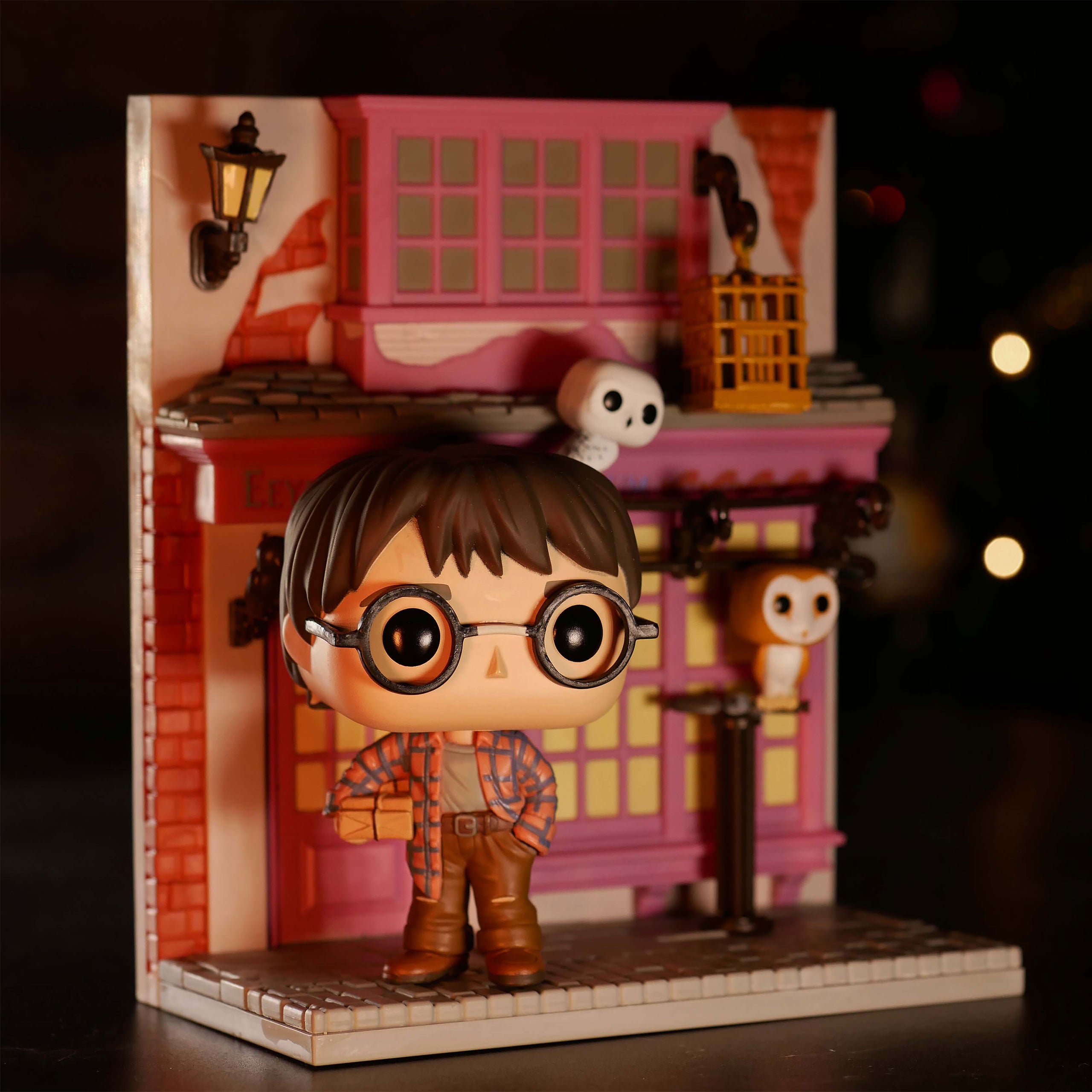 Imagen del producto Harry Potter y la figura Funko Pop de la tienda de búhos Eeylops con diorama