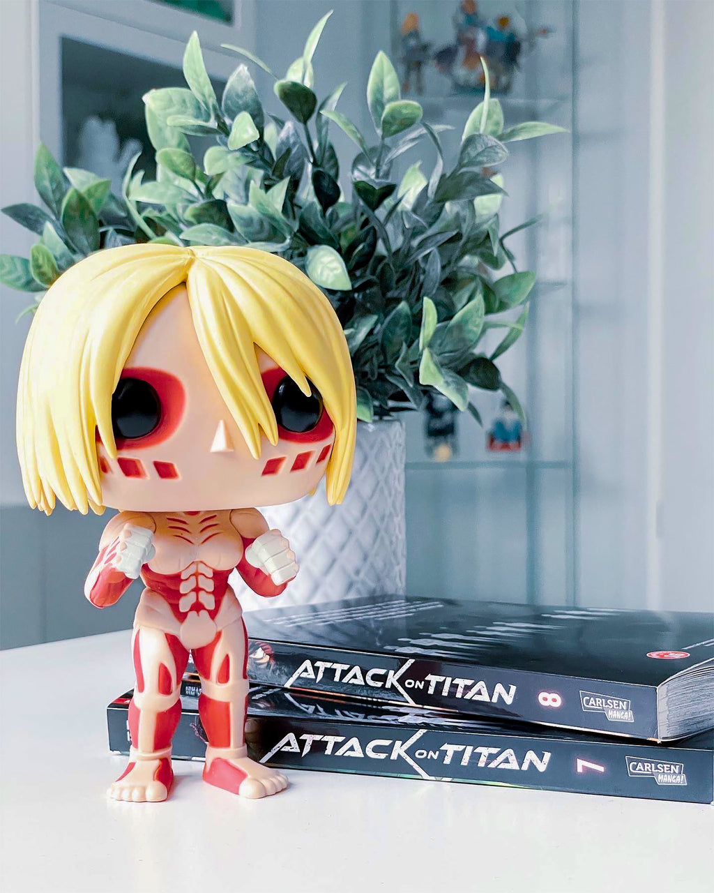 Imagen del producto Attack on Titan - Female Titan Glow in the Dark Figura Funko Pop 15cm
