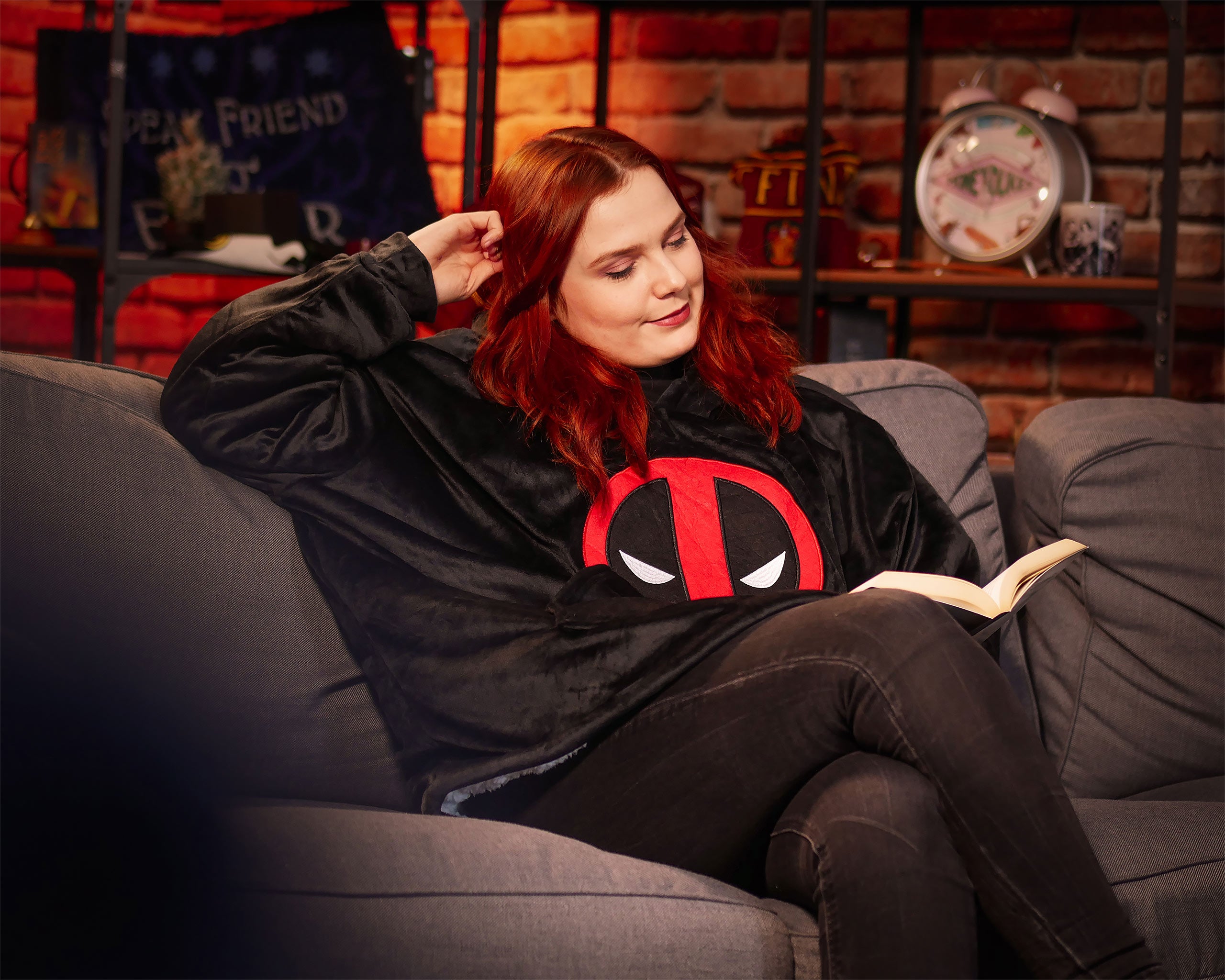 Imagen del producto Deadpool - Logo Oversize Suéter de peluche negro