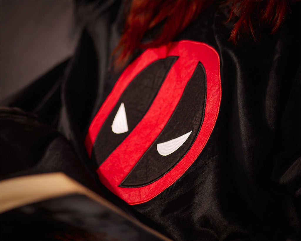 Imagen del producto Deadpool - Logo Oversize Suéter de peluche negro