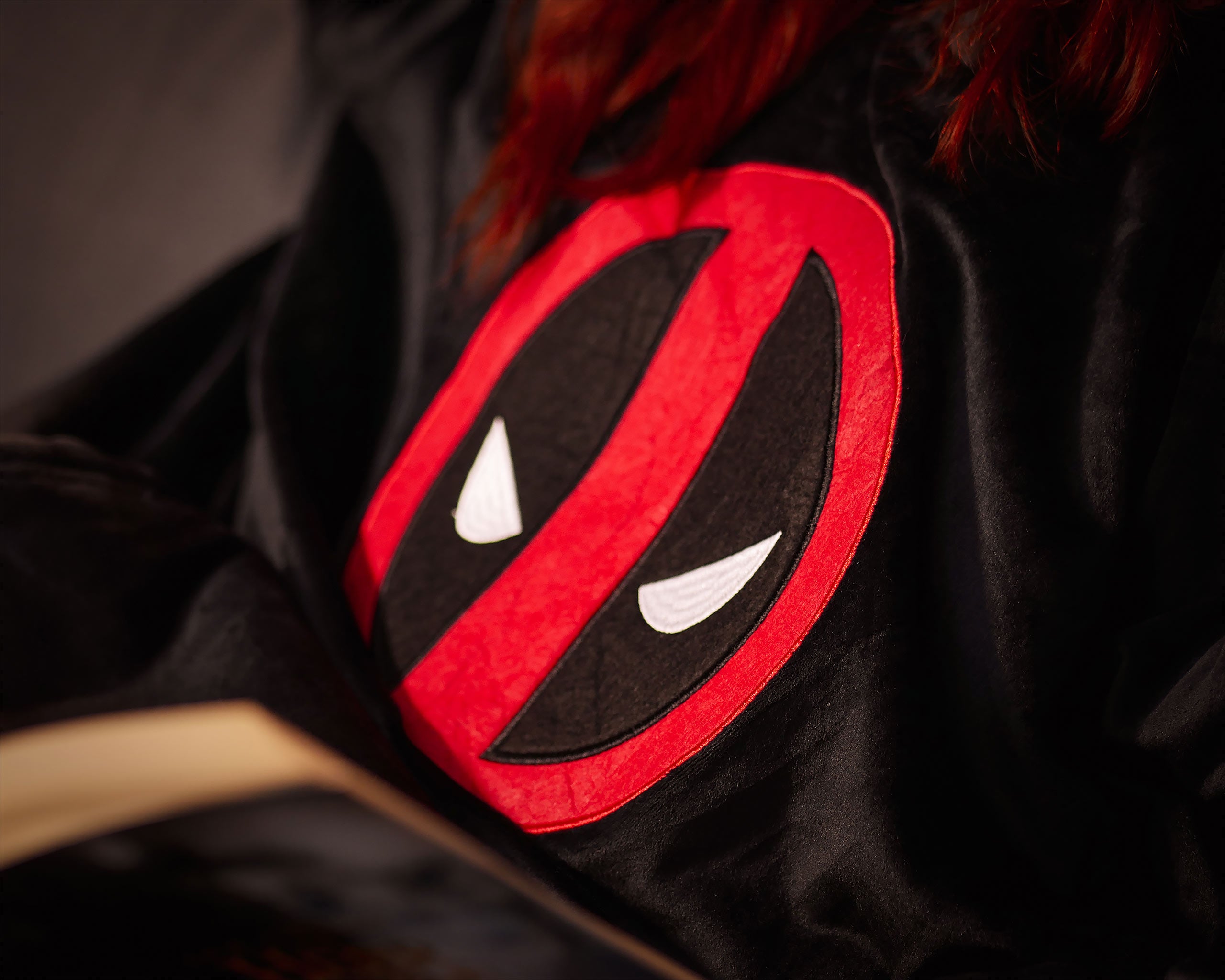 Imagen del producto Deadpool - Logo Oversize Suéter de peluche negro