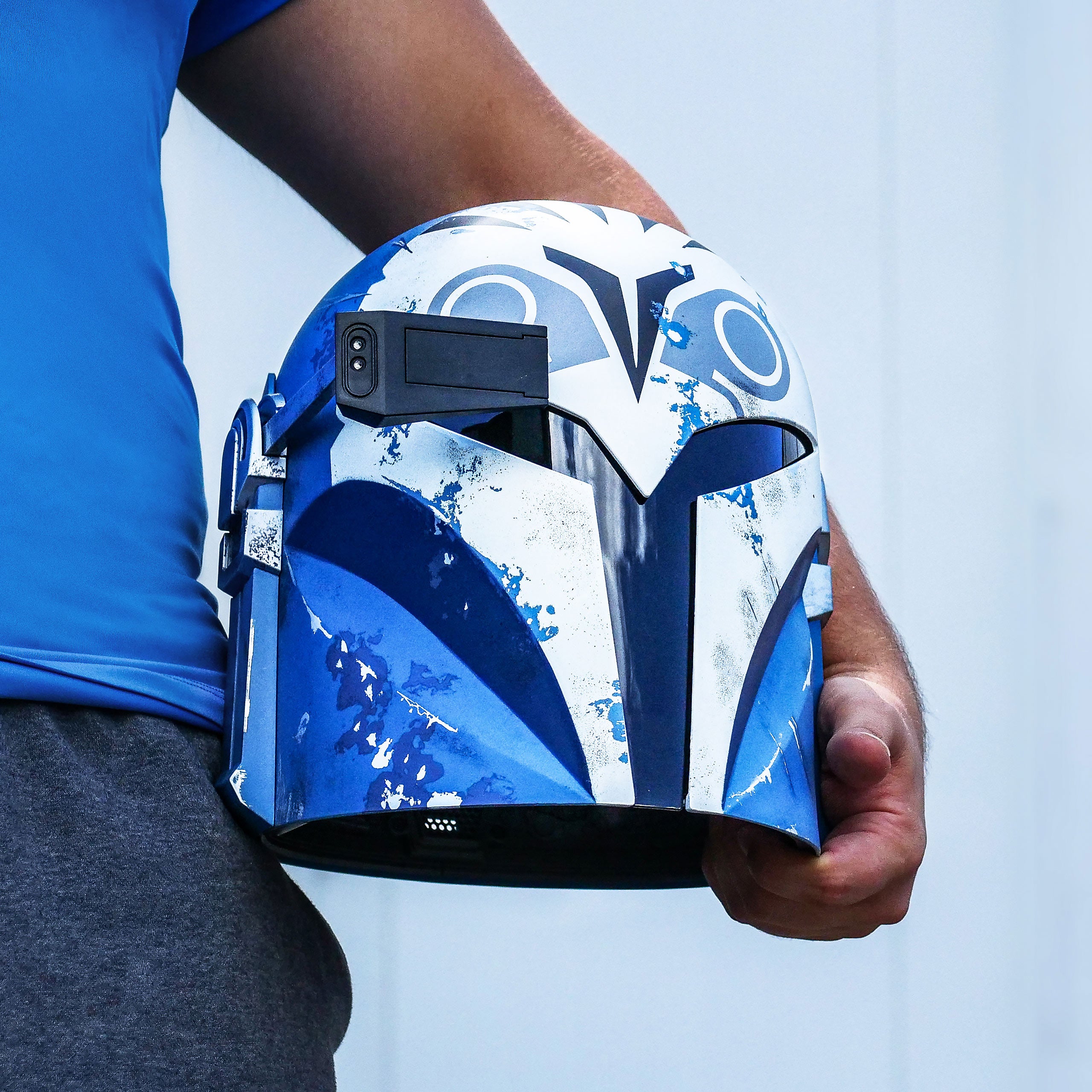 Imagen del producto Réplica del casco premium Bo-Katan Re-Armored con efectos de luz - Star Wars The Mandalorian