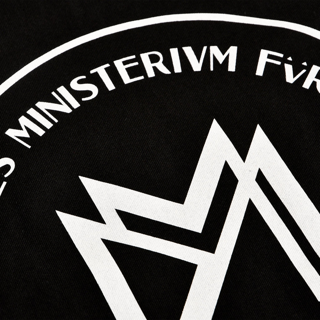 Imagen del producto Camiseta negra del Ministerio Alemán de Magia - Animales fantásticos
