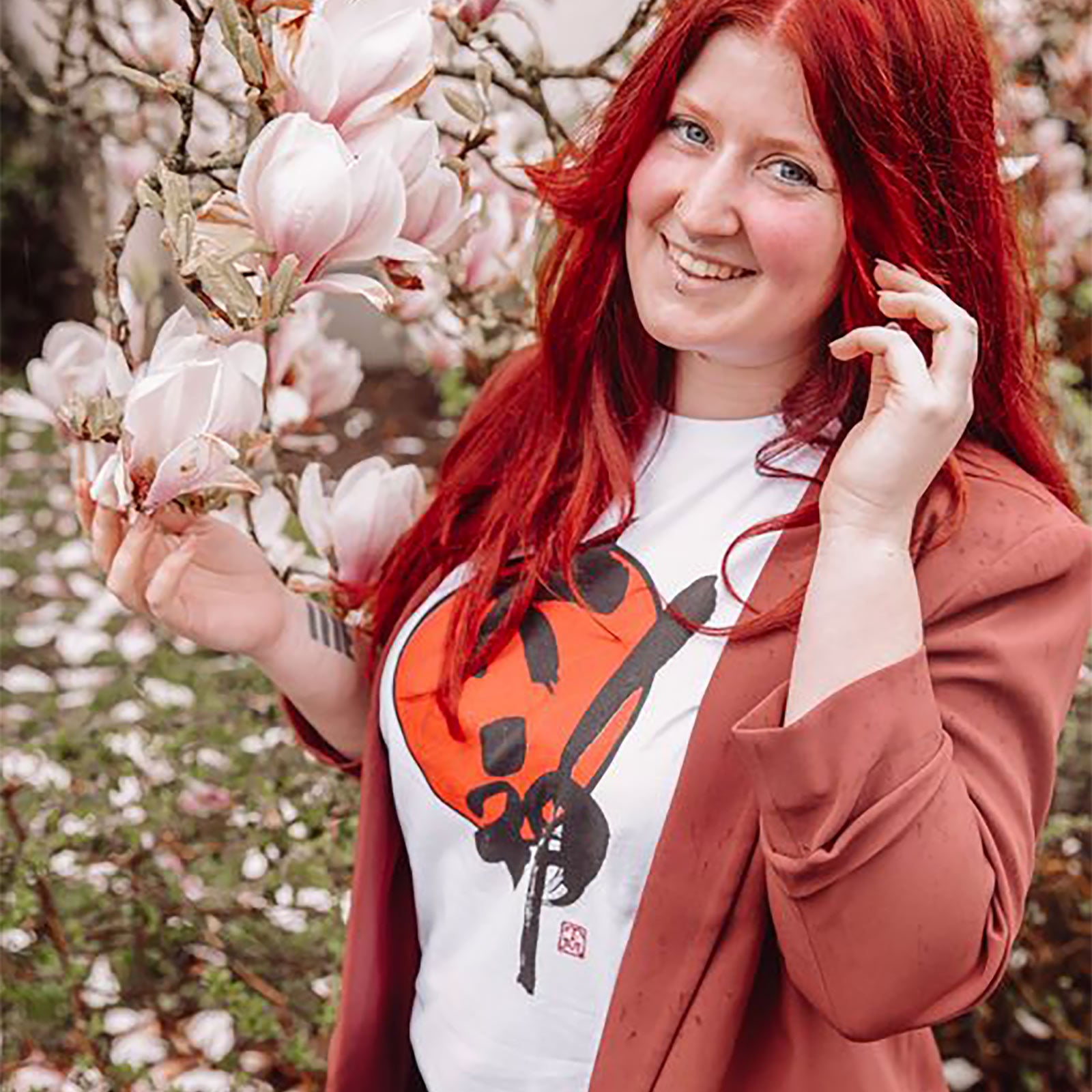 Imagen del producto Okami - Camiseta con logo blanca