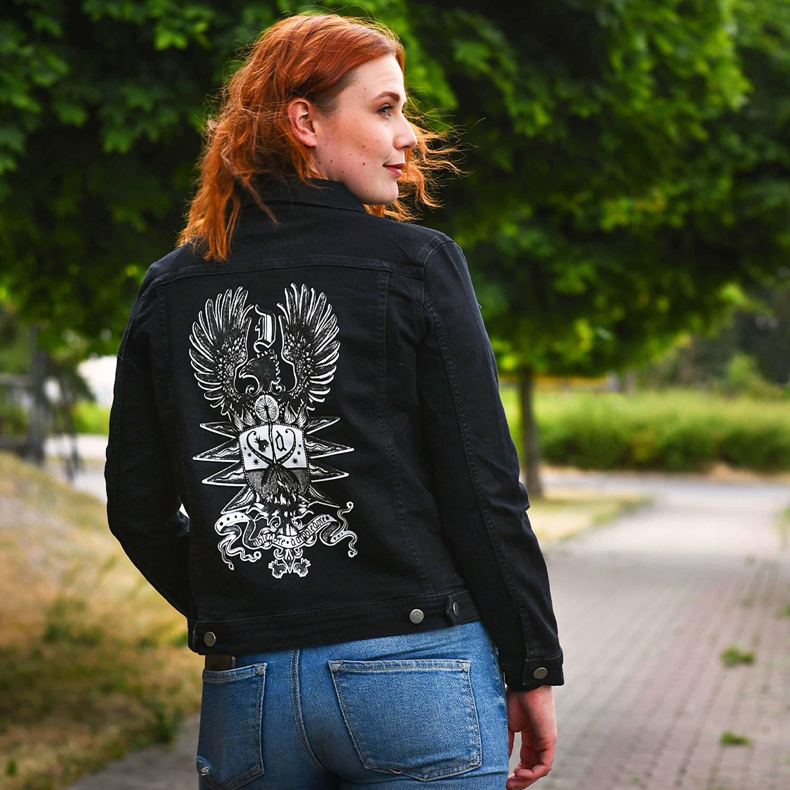 Imagen del producto Chaqueta vaquera negra con escudo de Dumbledore - Animales fantásticos