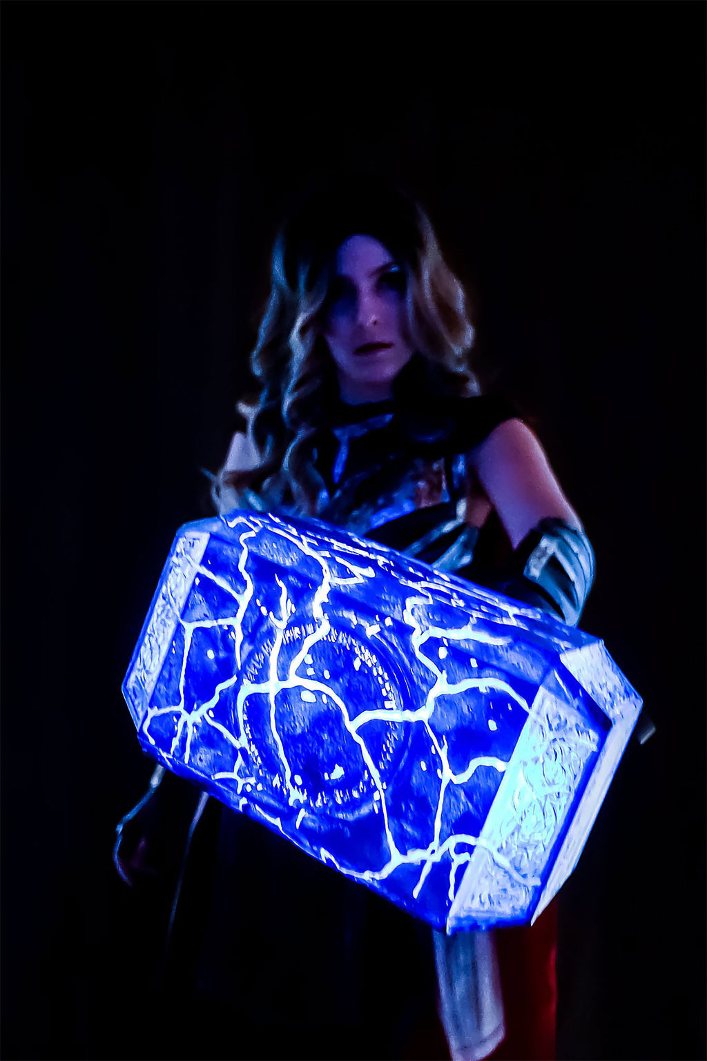 Imagen del producto Thor - Réplica premium del martillo Mjolnir con luz y sonido