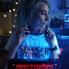 Imagen del producto Stranger Things - Top corto con logo desgastado blanco
