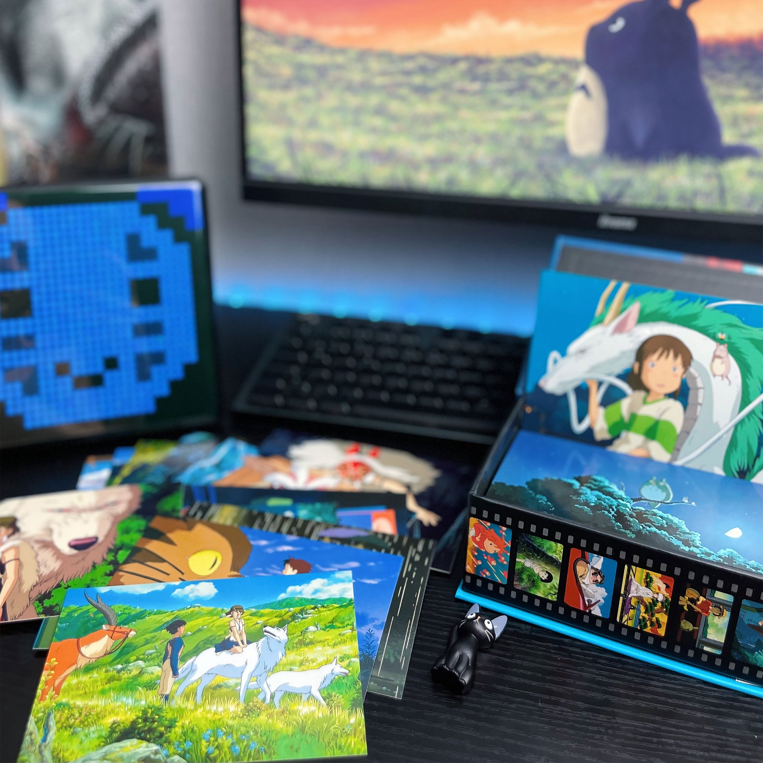Imagen del producto Studio Ghibli - 100 tarjetas postales en caja de regalo