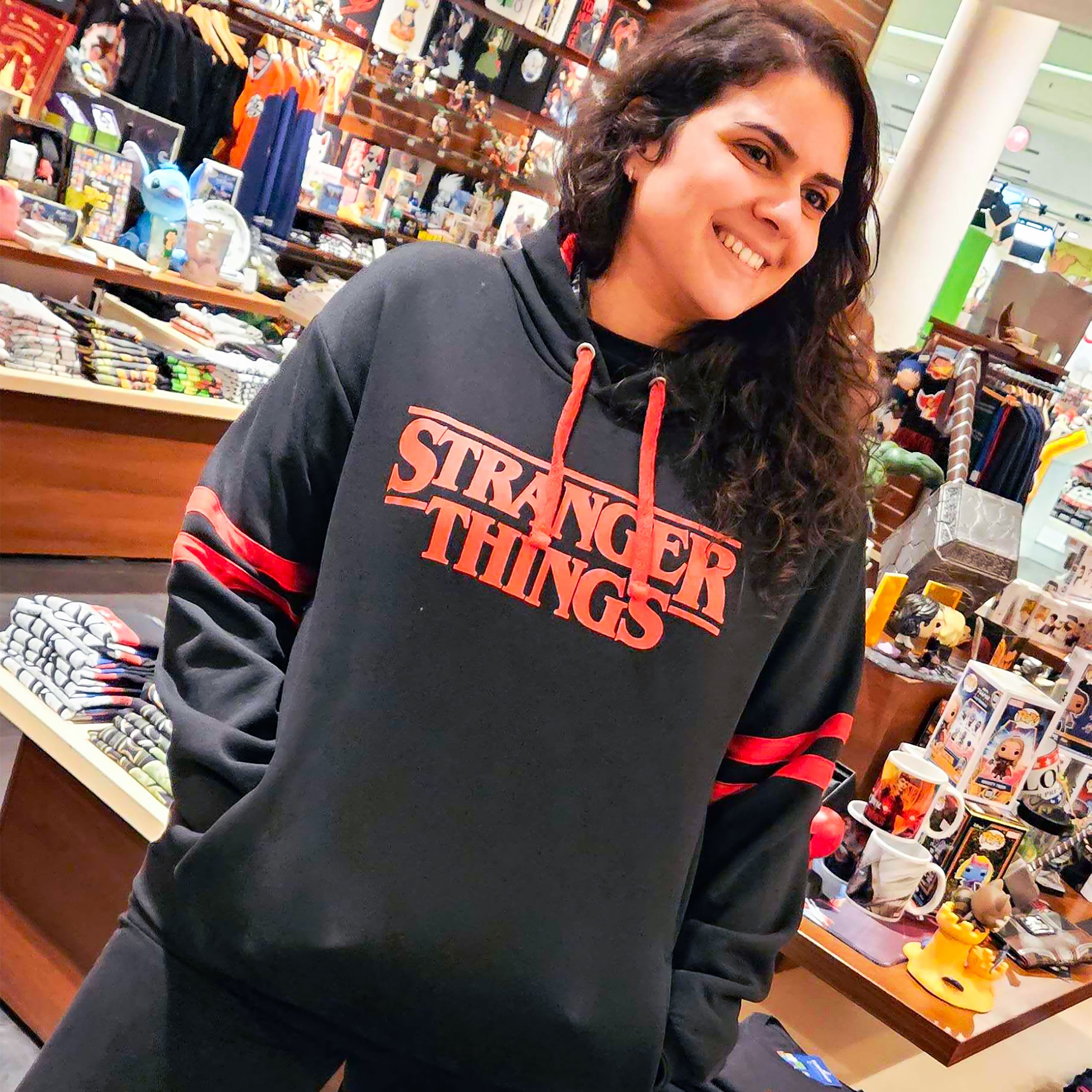 Imagen del producto Stranger Things - Sudadera con capucha negra con logo