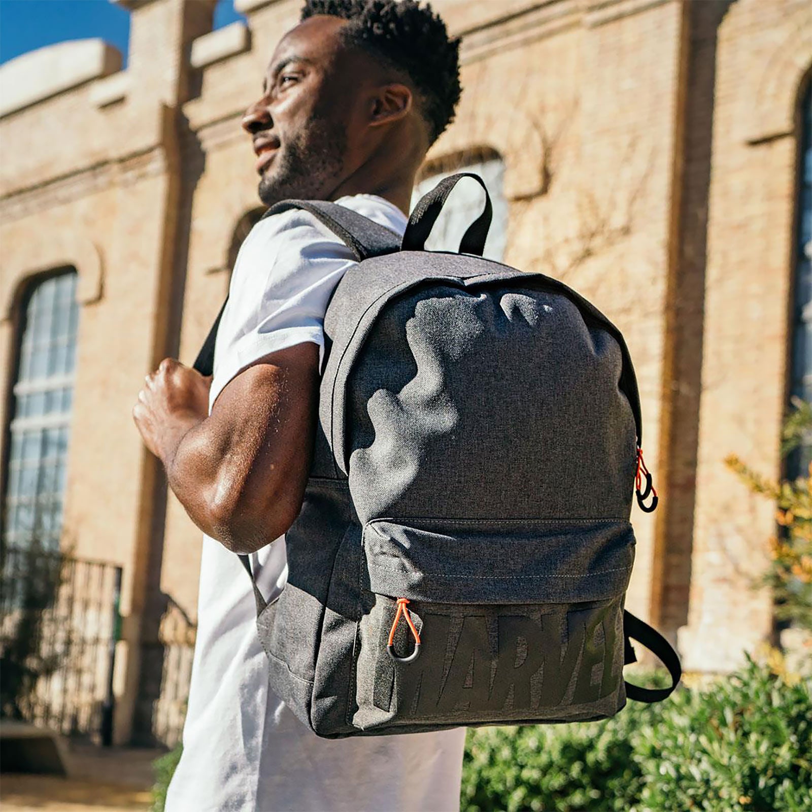 Imagen del producto Mochila gris con logo de Marvel