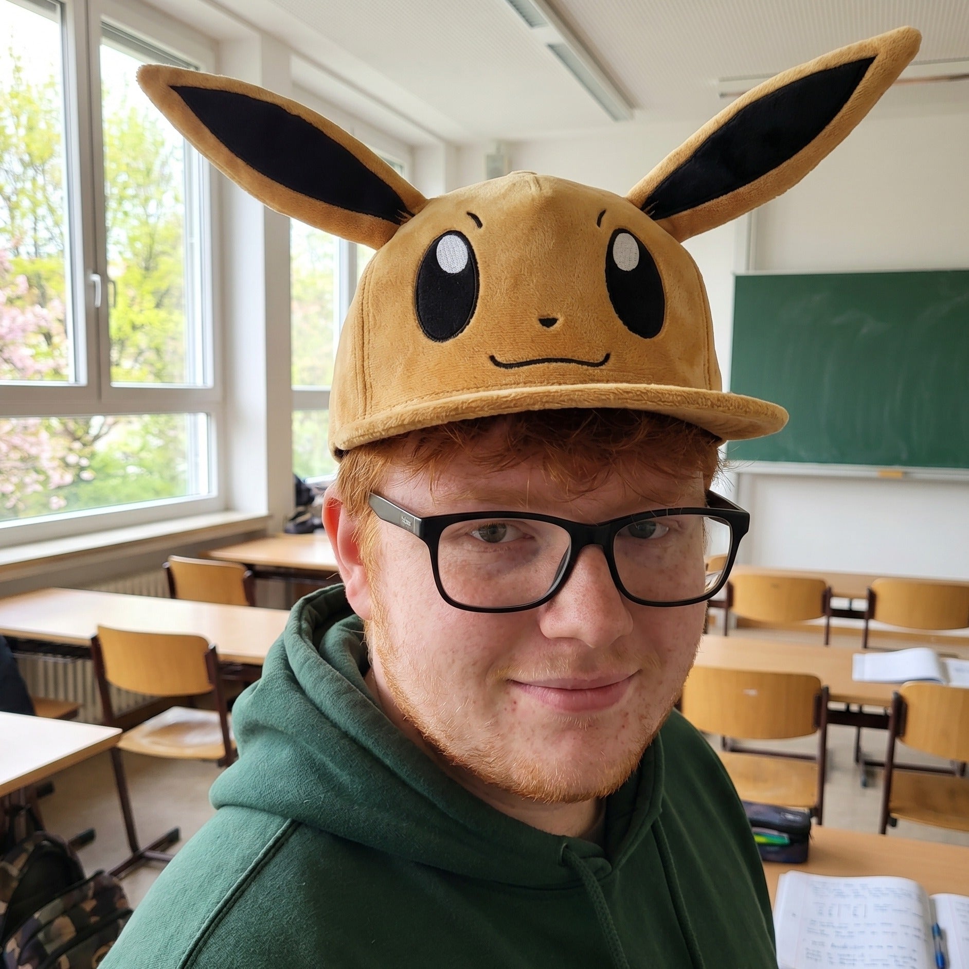 Imagen del producto Pokemon - Gorra Snapback de Peluche Eevee