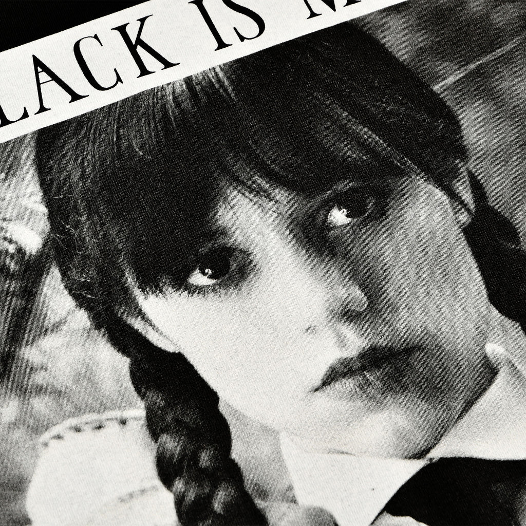 Imagen del producto Miércoles - Camiseta negra 'El negro es mi color feliz'