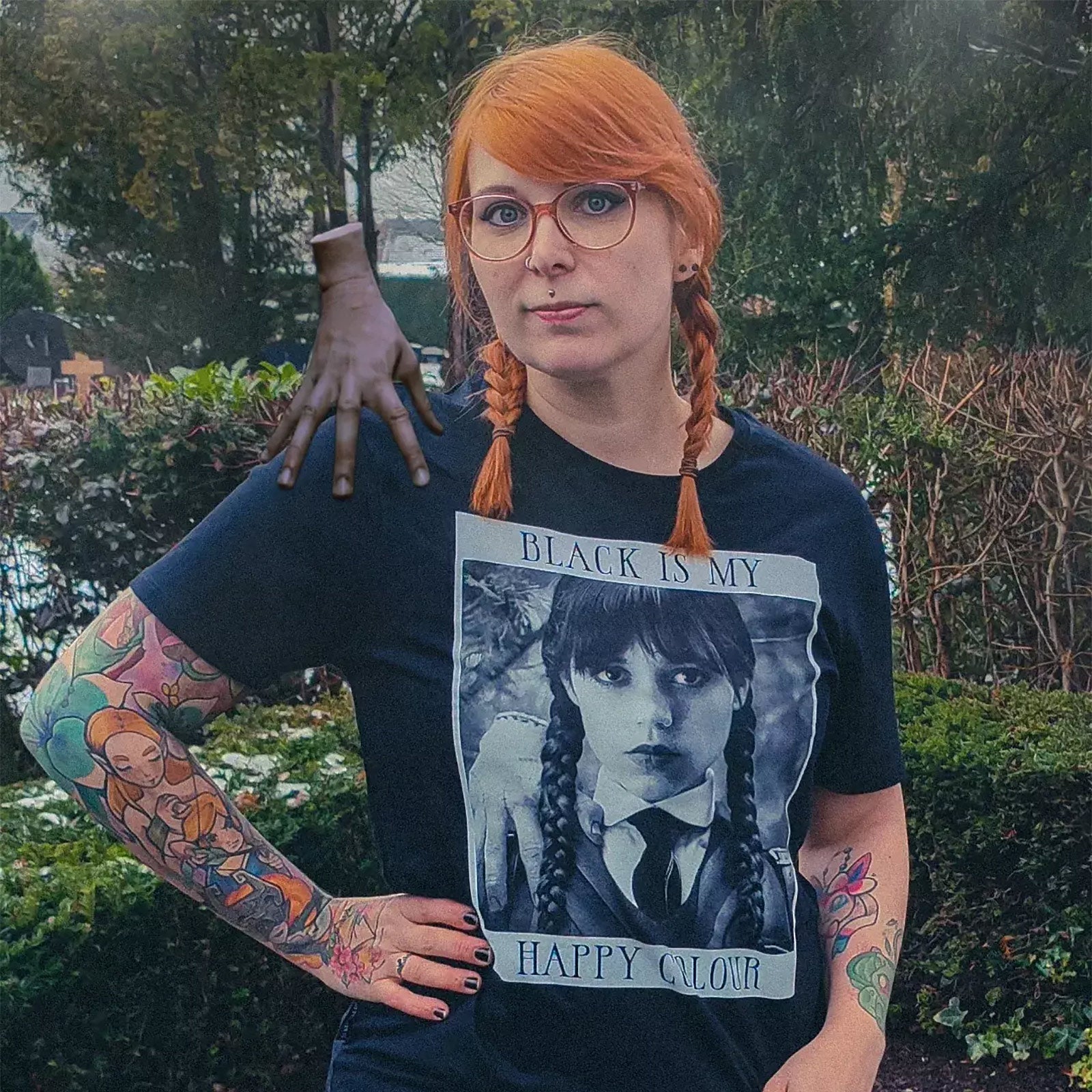 Imagen del producto Miércoles - Camiseta negra 'El negro es mi color feliz'