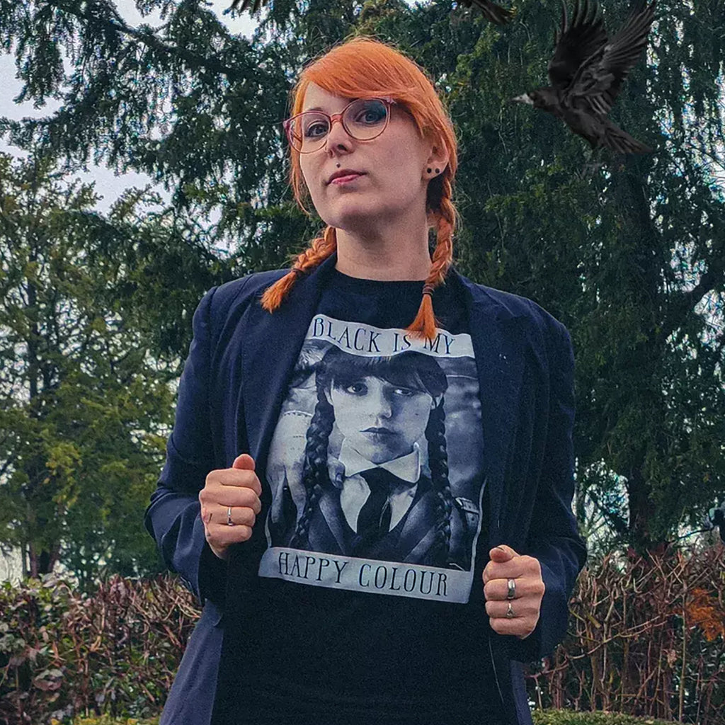Imagen del producto Miércoles - Camiseta negra 'El negro es mi color feliz'