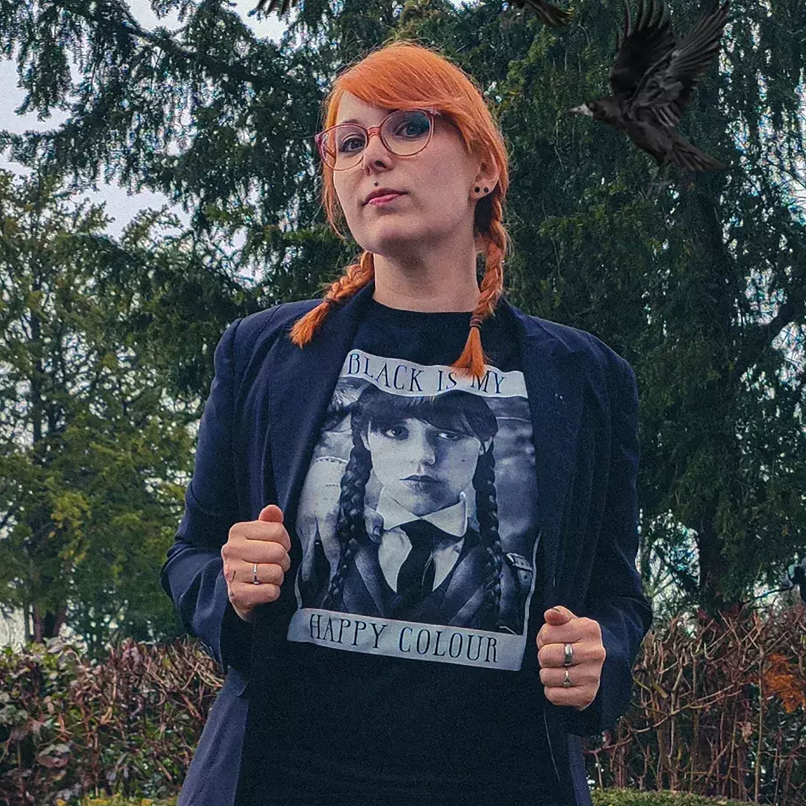 Imagen del producto Miércoles - Camiseta negra 'El negro es mi color feliz'