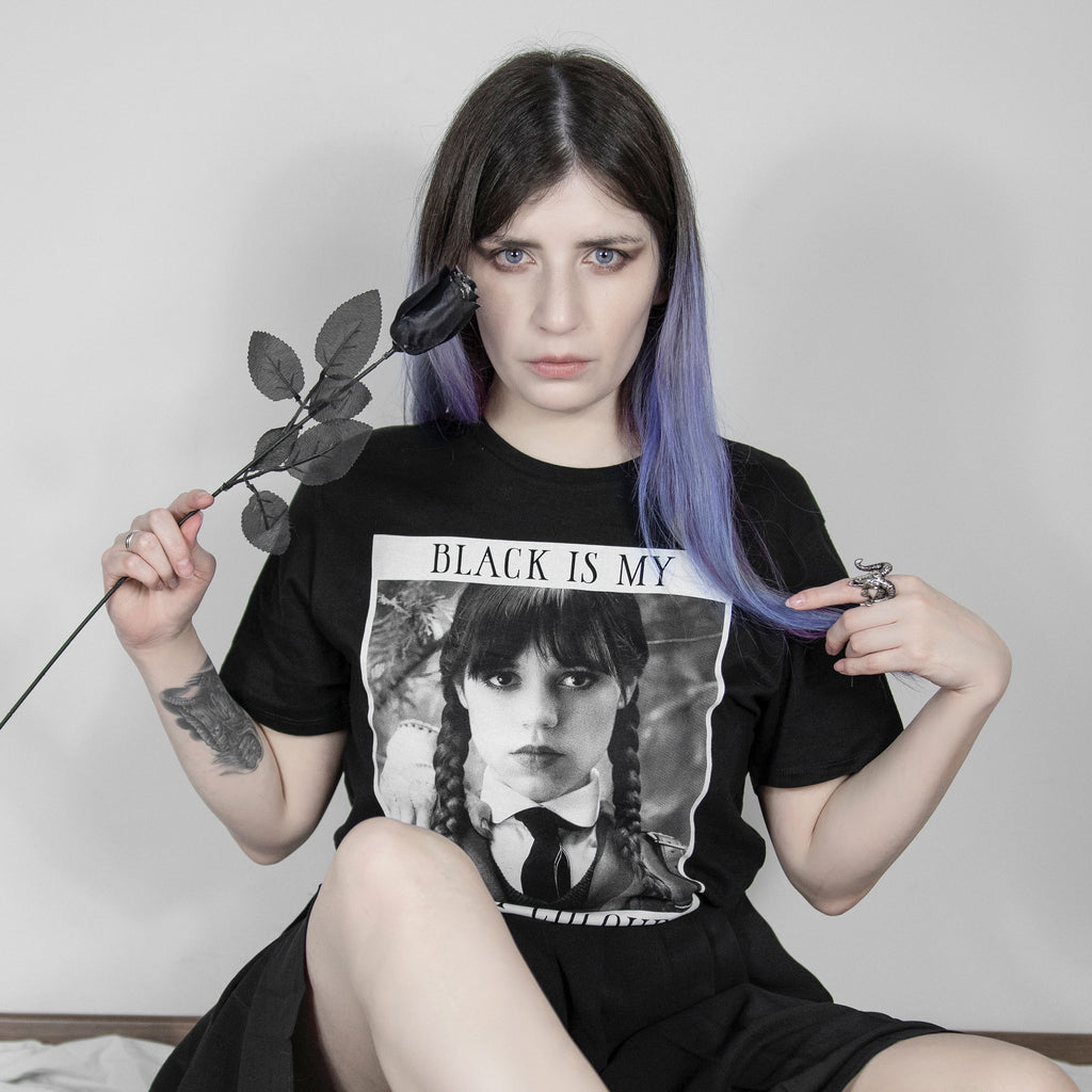 Imagen del producto Miércoles - Camiseta negra 'El negro es mi color feliz'