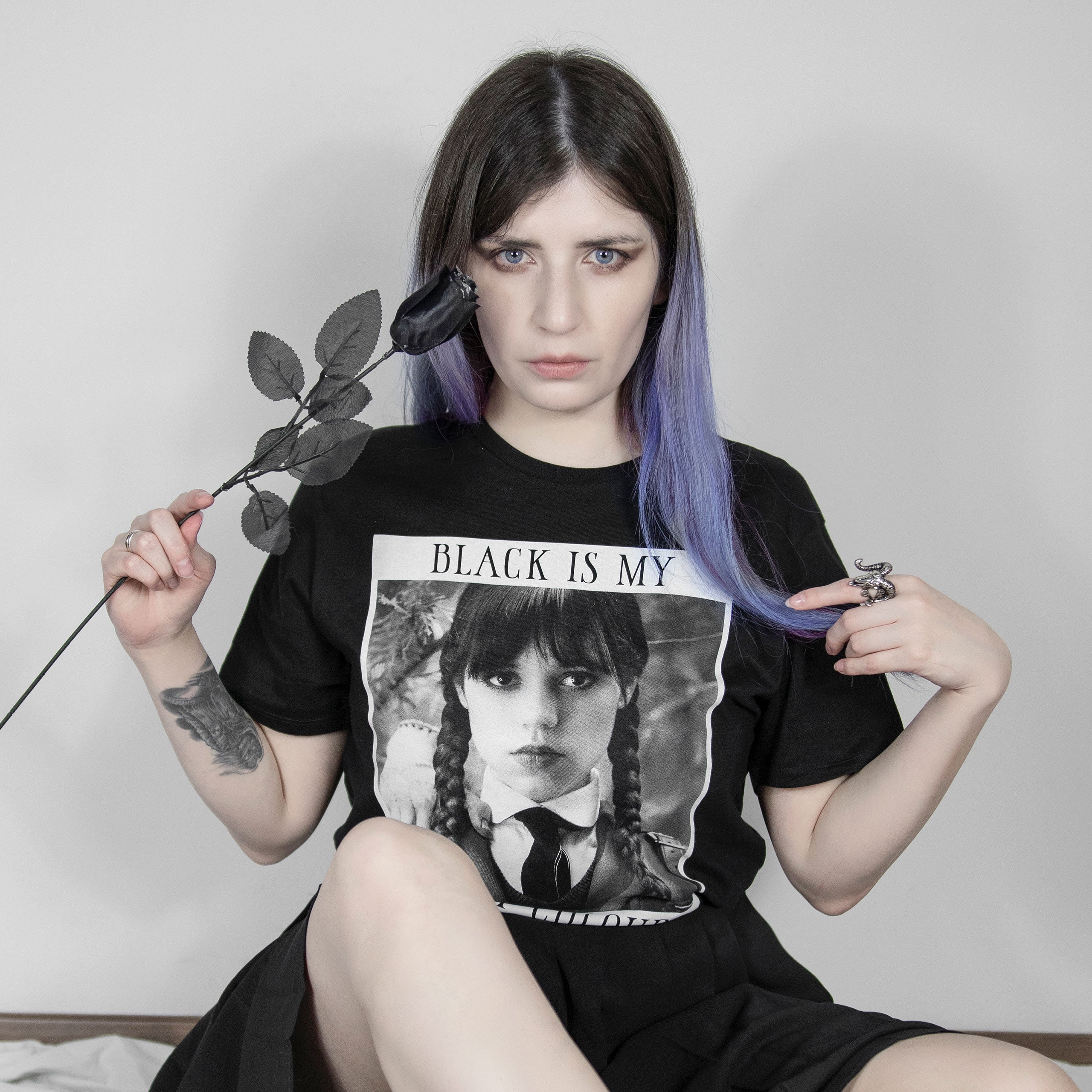 Imagen del producto Miércoles - Camiseta negra 'El negro es mi color feliz'