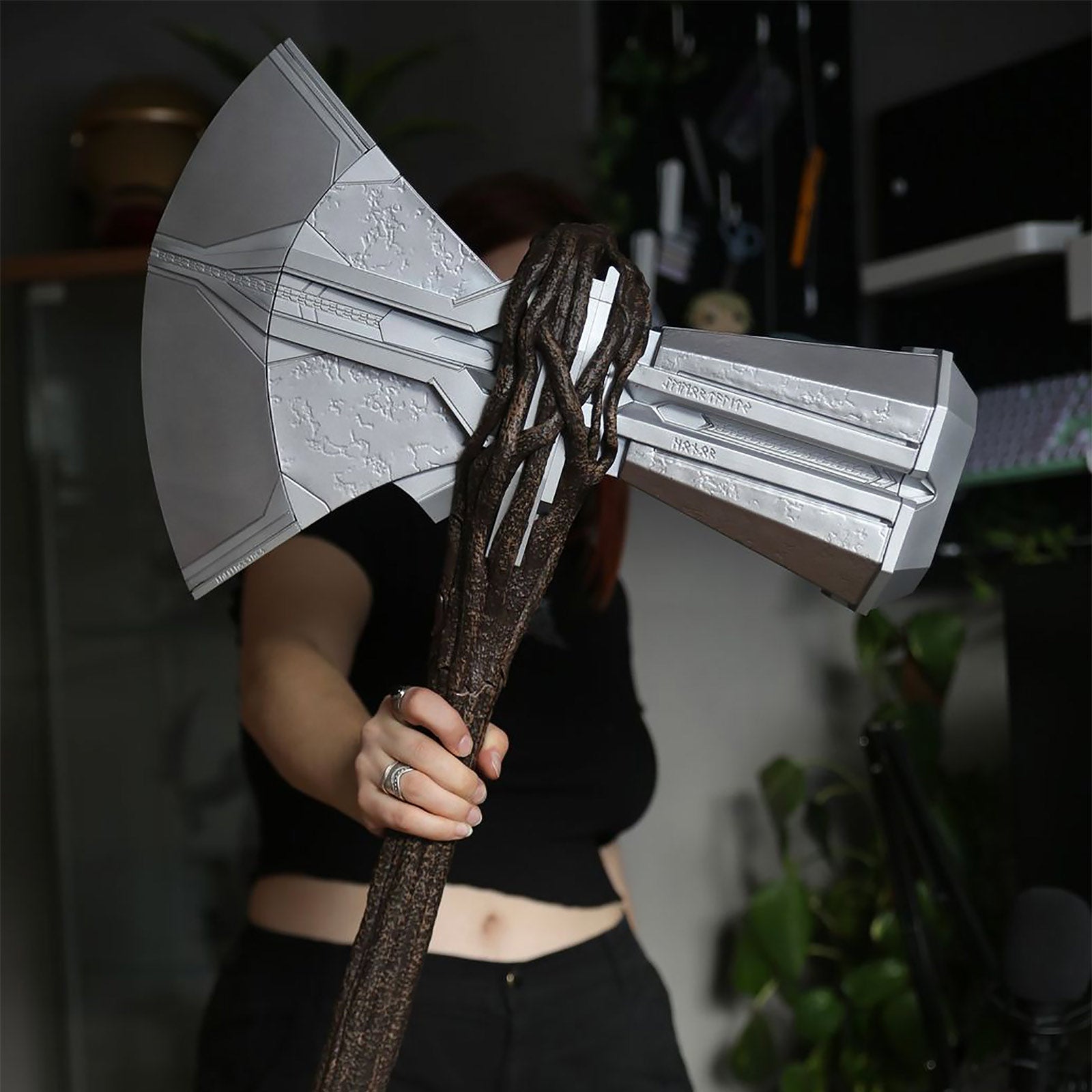 Imagen del producto Thor - Réplica de Stormbreaker con efectos de luz y sonido