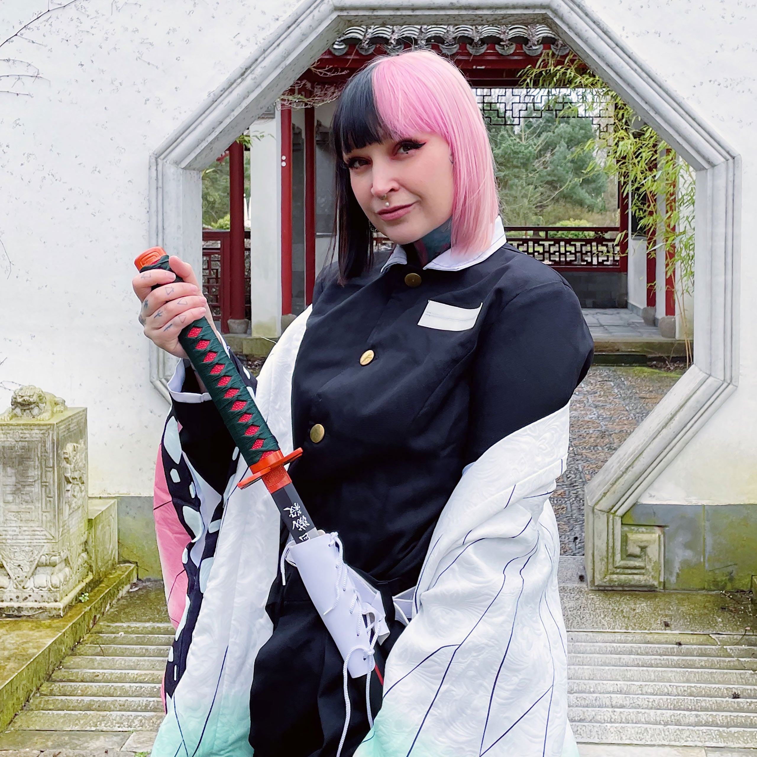Imagen del producto Réplica de Katana Shinobu Hashira con Saya para fans de Demon Slayer
