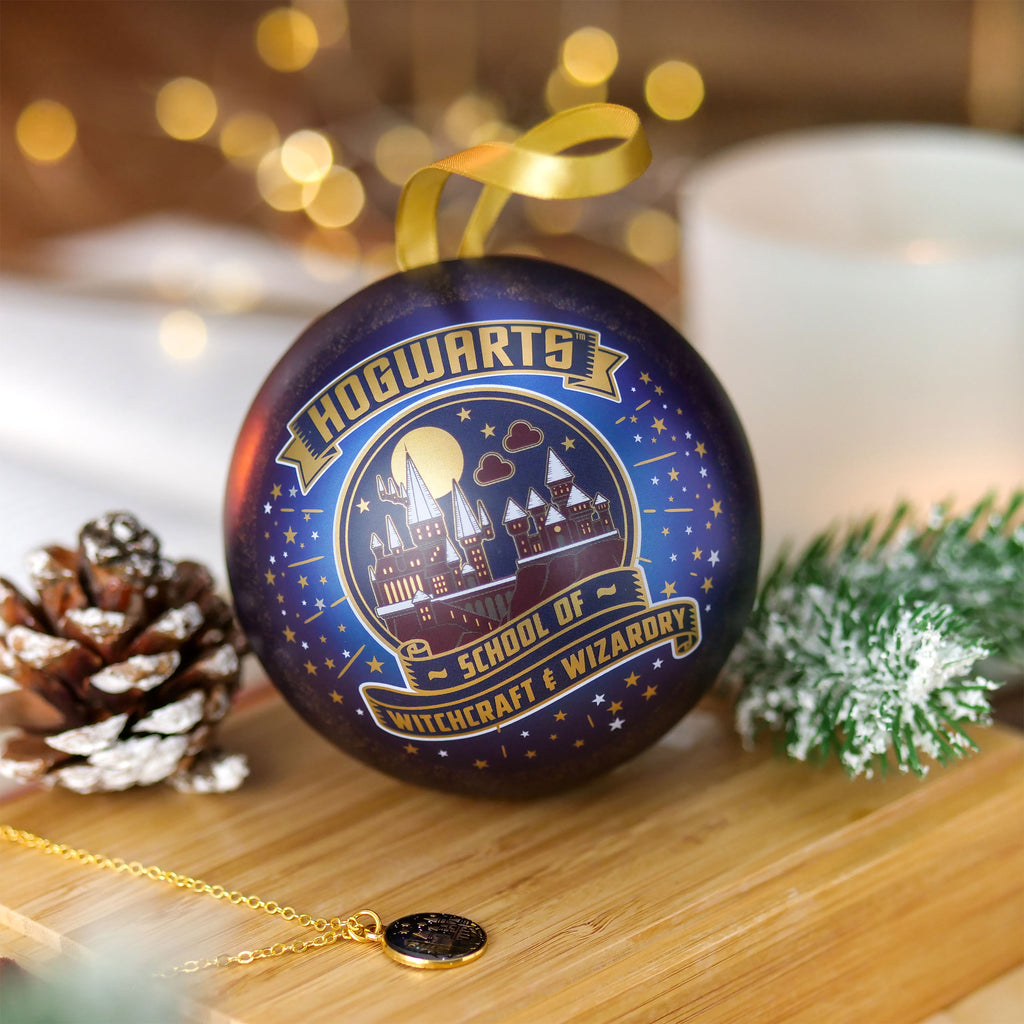 Imagen del producto Harry Potter - Bola de Navidad de la Escuela de Magia y Hechicería de Hogwarts con Collar