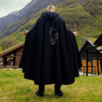 Imagen del producto Capa medieval Alpha con bordado de lobo negra