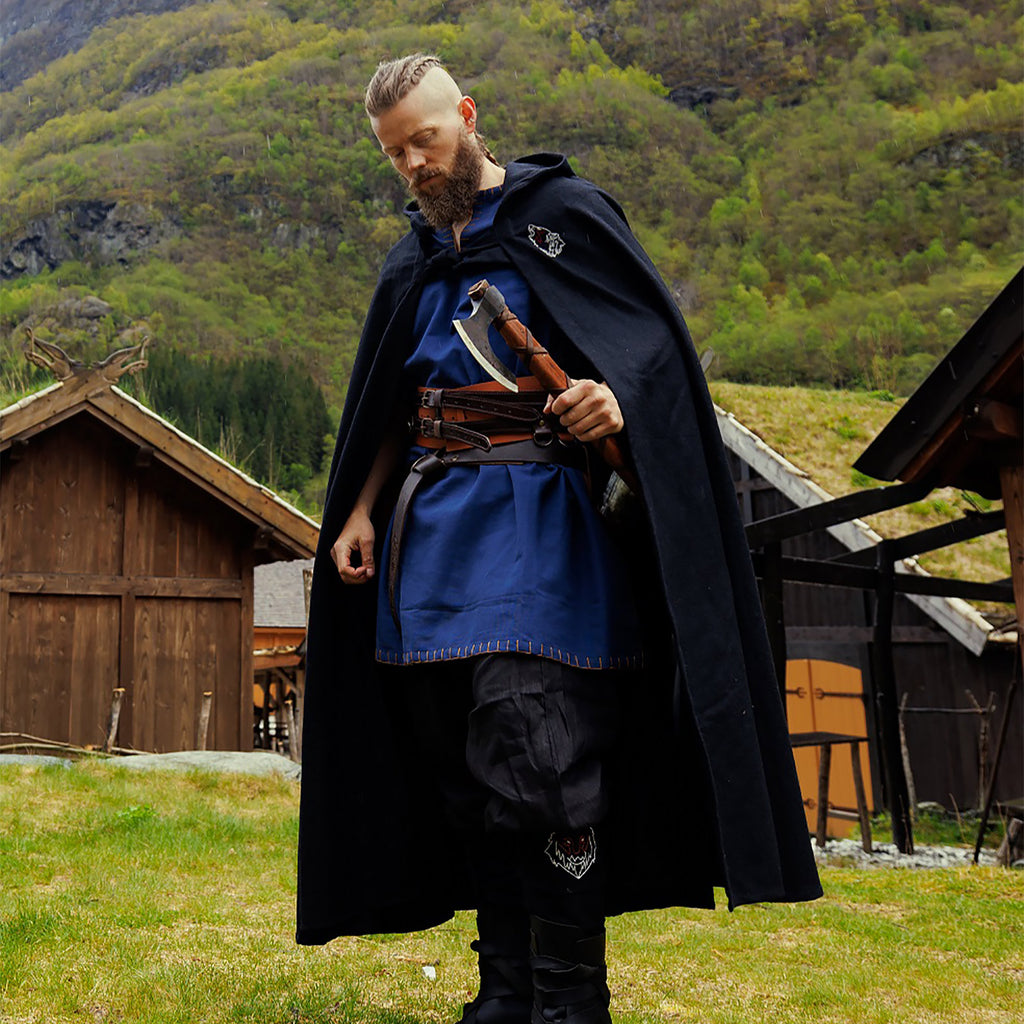 Imagen del producto Capa medieval Alpha con bordado de lobo negra