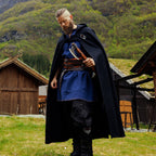 Imagen del producto Capa medieval Alpha con bordado de lobo negra