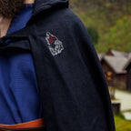 Imagen del producto Capa medieval Alpha con bordado de lobo negra