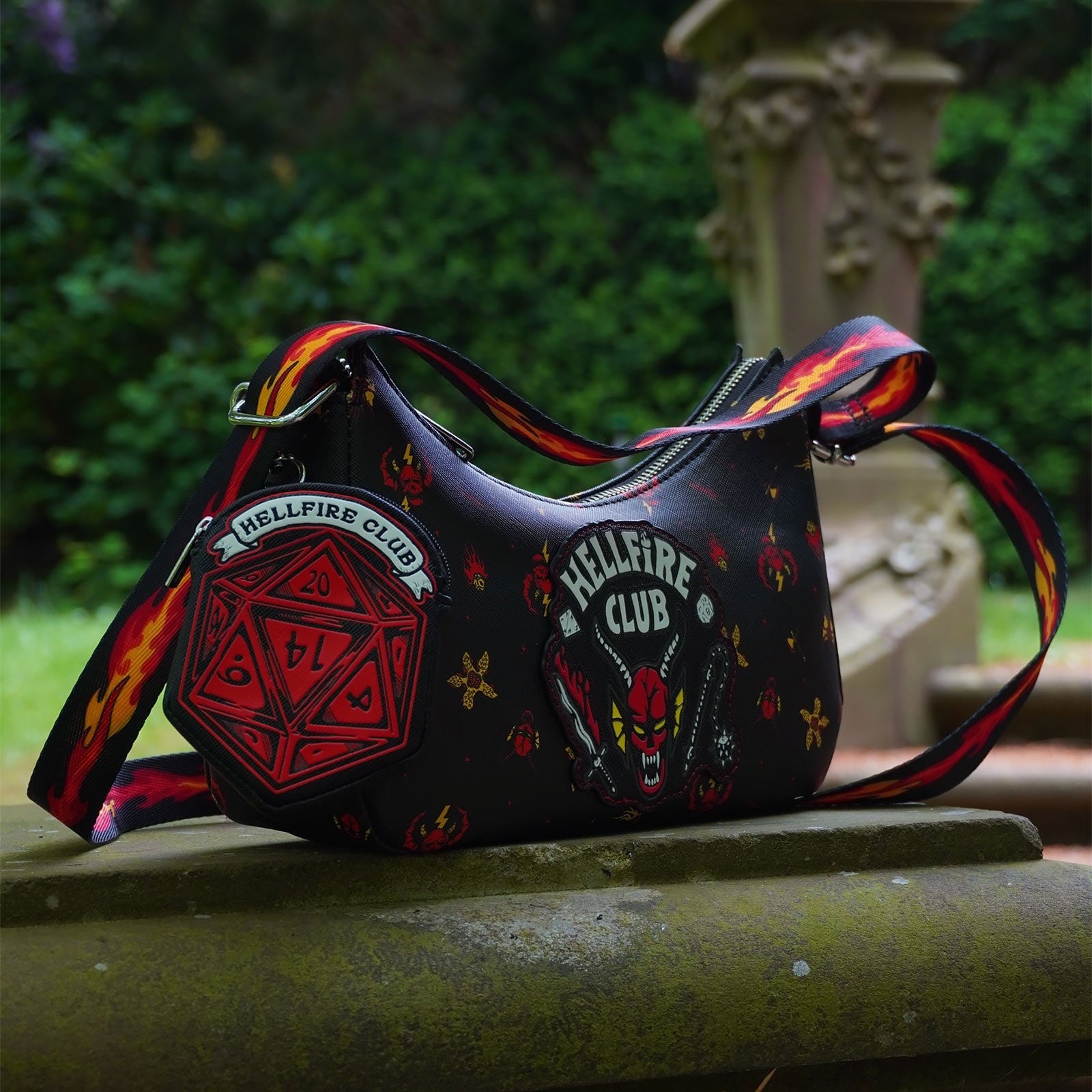 Imagen del producto Bolso cruzado Hellfire Club Glow in the Dark - Stranger Things