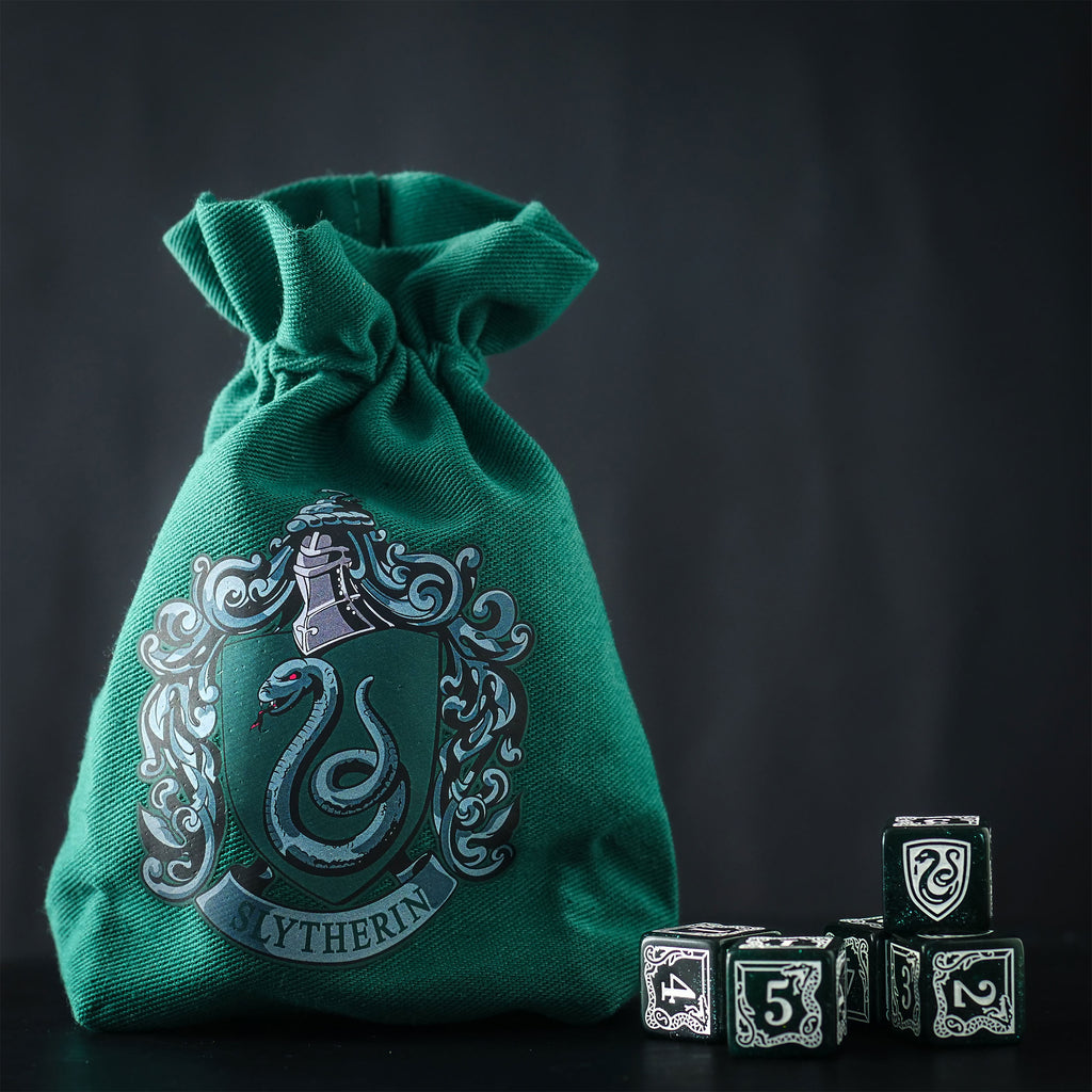Imagen del producto Harry Potter - Set de dados RPG de Slytherin 5 piezas con bolsa de dados verde
