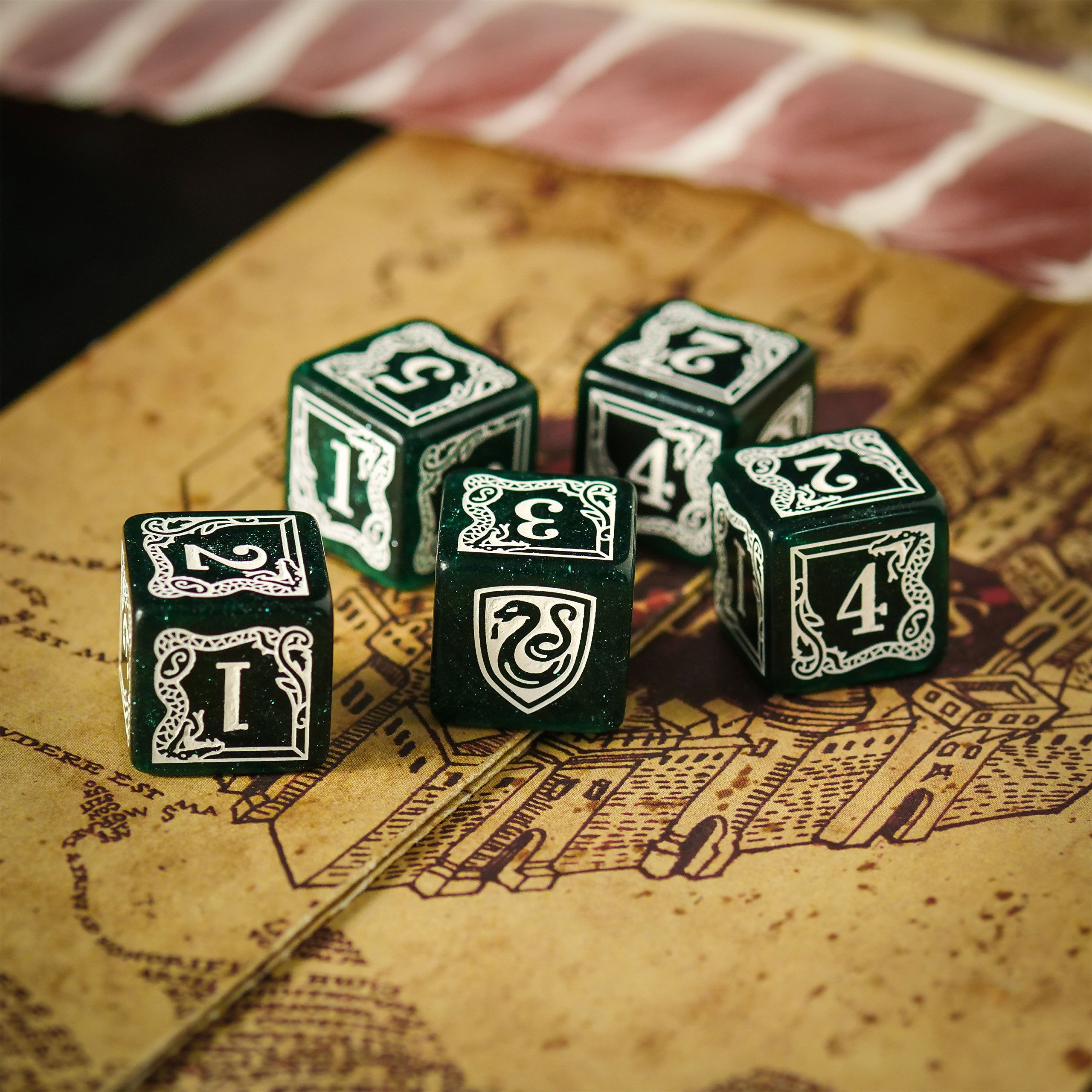 Imagen del producto Harry Potter - Set de dados RPG de Slytherin 5 piezas con bolsa de dados verde
