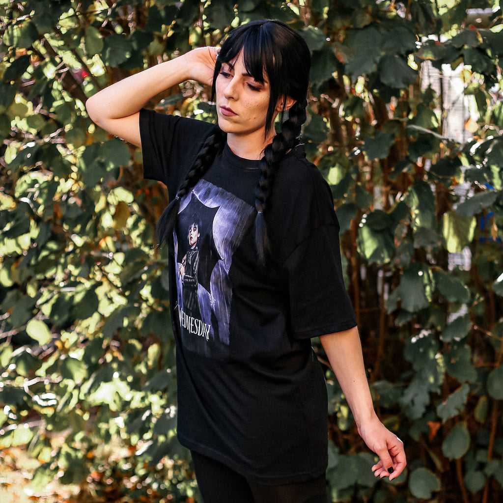 Imagen del producto Wednesday - Camiseta Oversize con Póster Teaser en negro