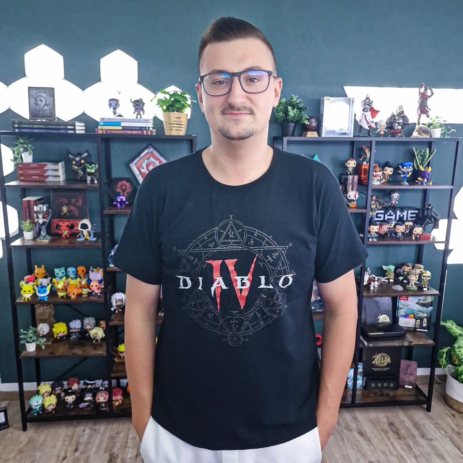Imagen del producto Diablo IV - Camiseta negra con logo de hexagrama
