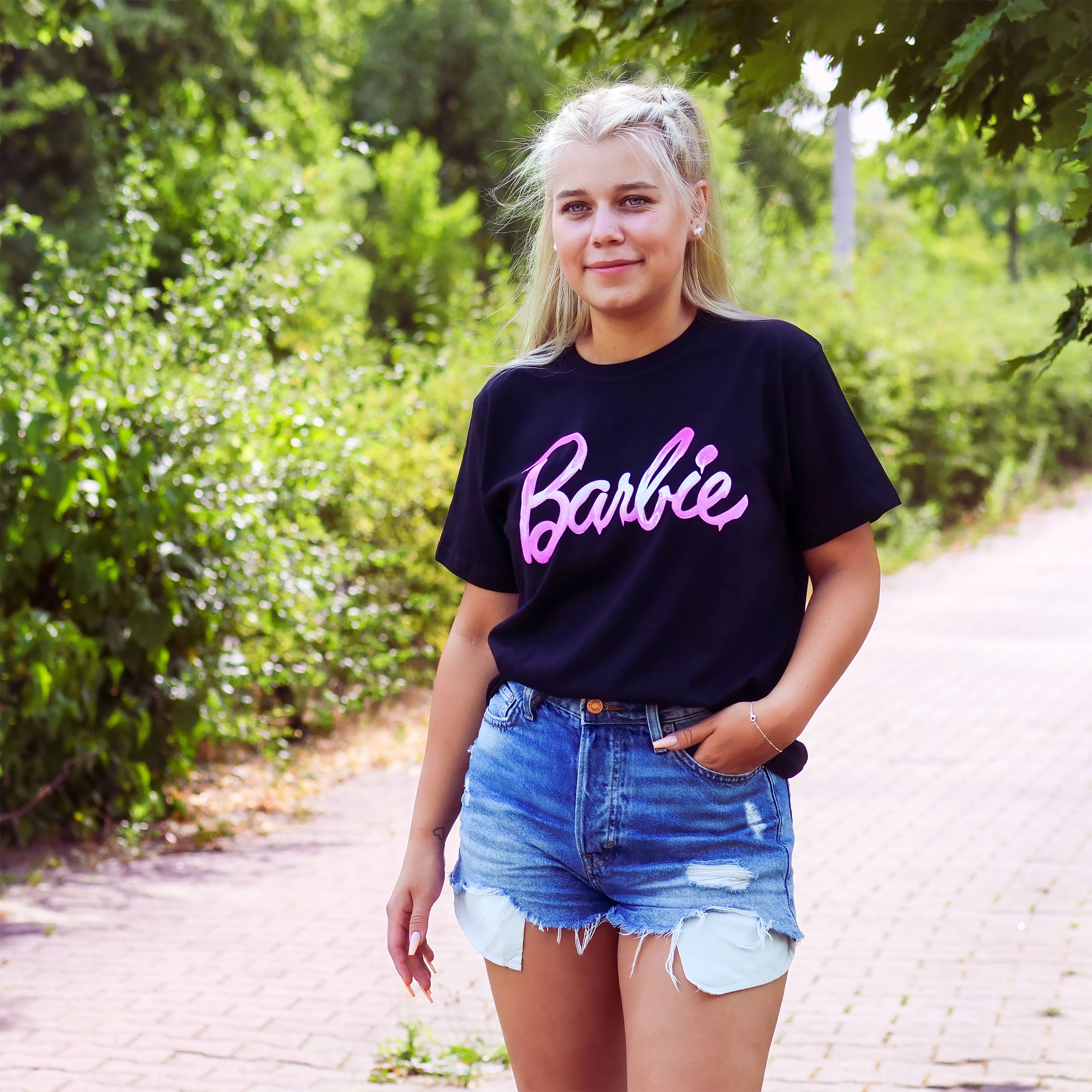 Imagen del producto Barbie - Camiseta negra con logo derretido