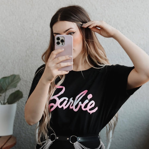 Imagen del producto Barbie - Camiseta negra con logo derretido