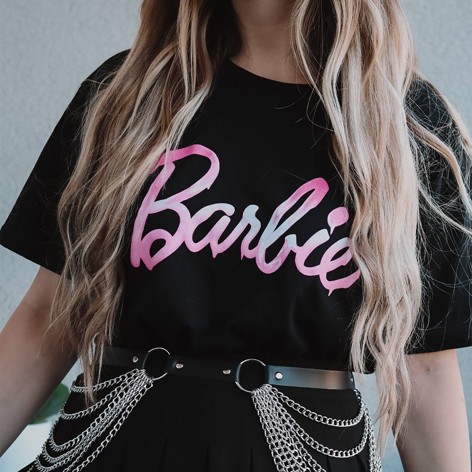 Imagen del producto Barbie - Camiseta negra con logo derretido