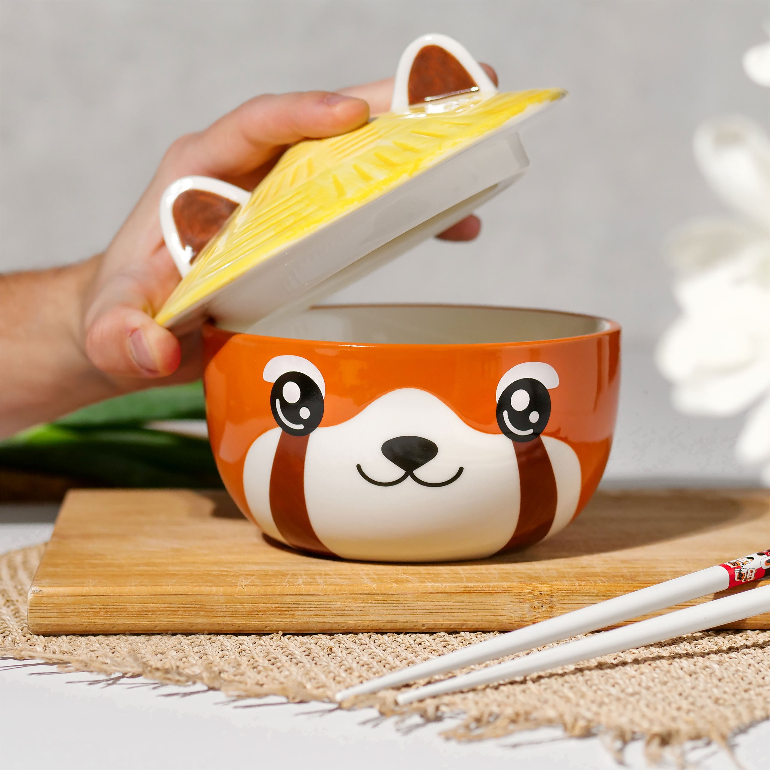 Imagen del producto Tazón Kawaii de Panda Rojo con tapa para fans del Anime