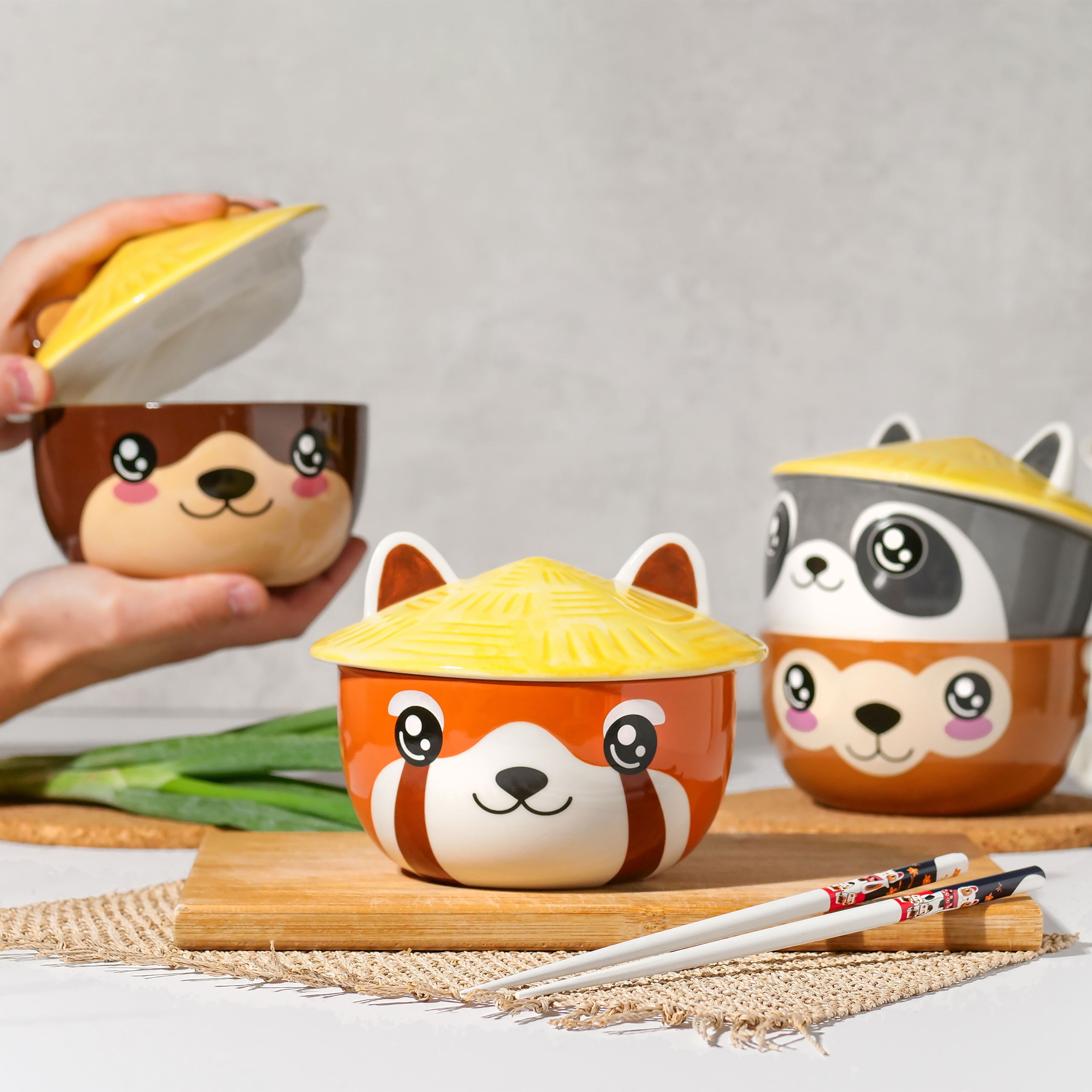 Imagen del producto Tazón Kawaii de Panda Rojo con tapa para fans del Anime