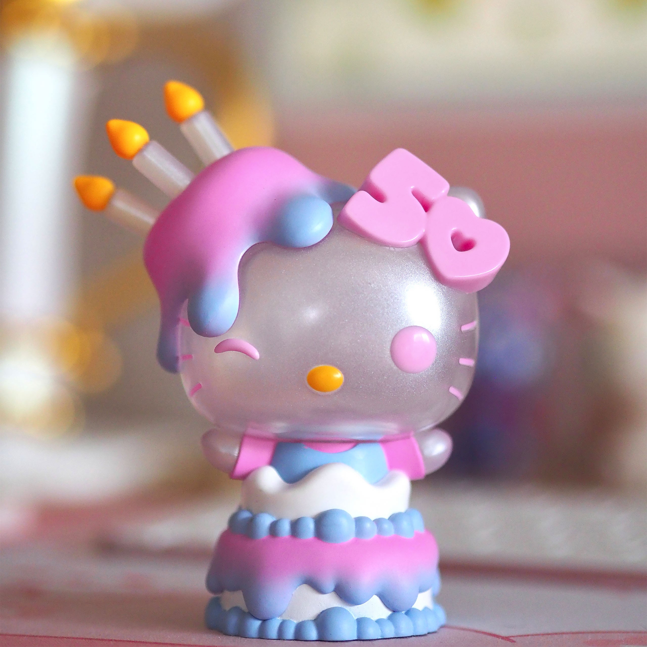 Imagen del producto Figura Funko Pop Hello Kitty con pastel 50 aniversario